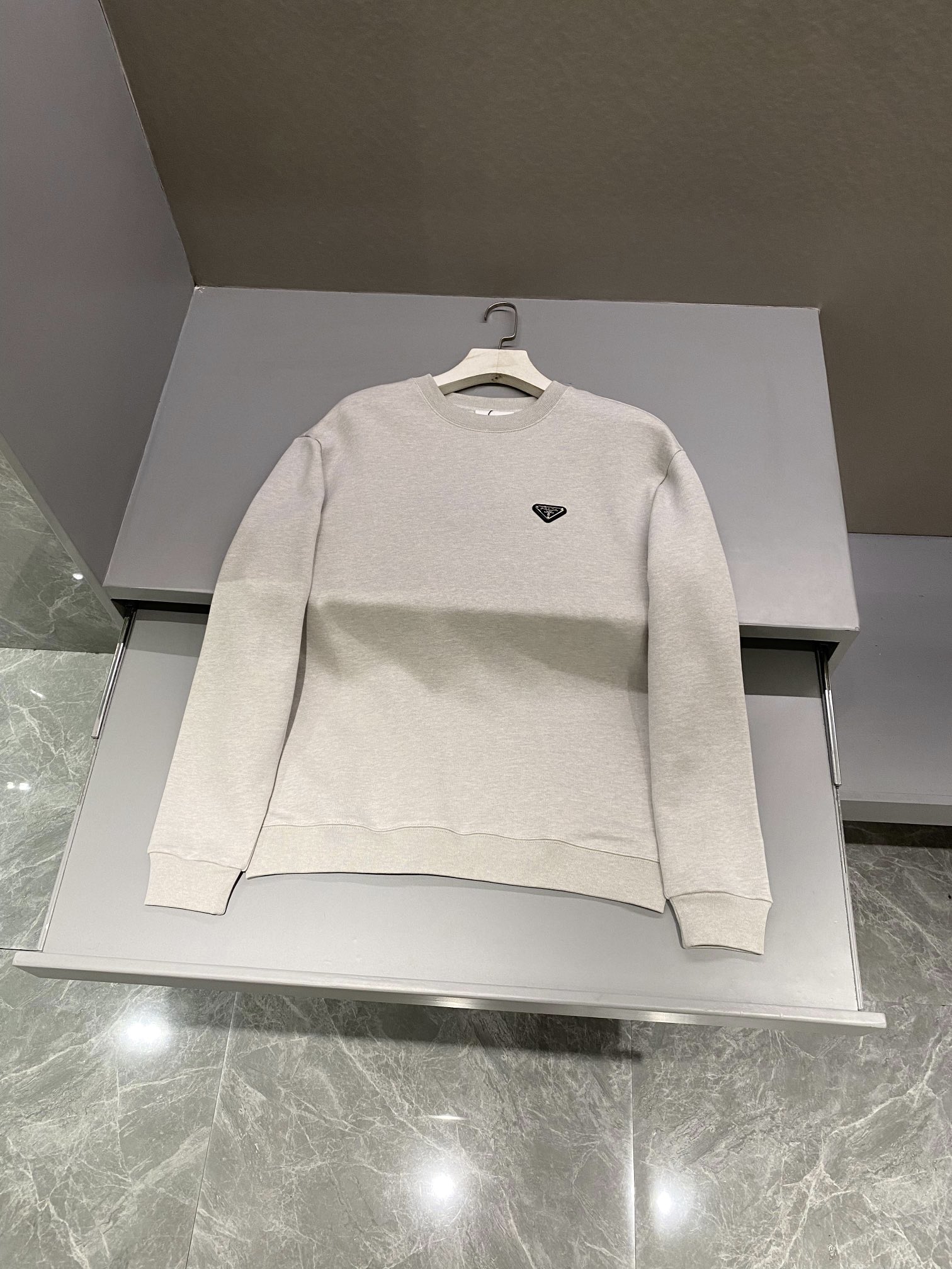 프라다 Prada 라운드 맨투맨