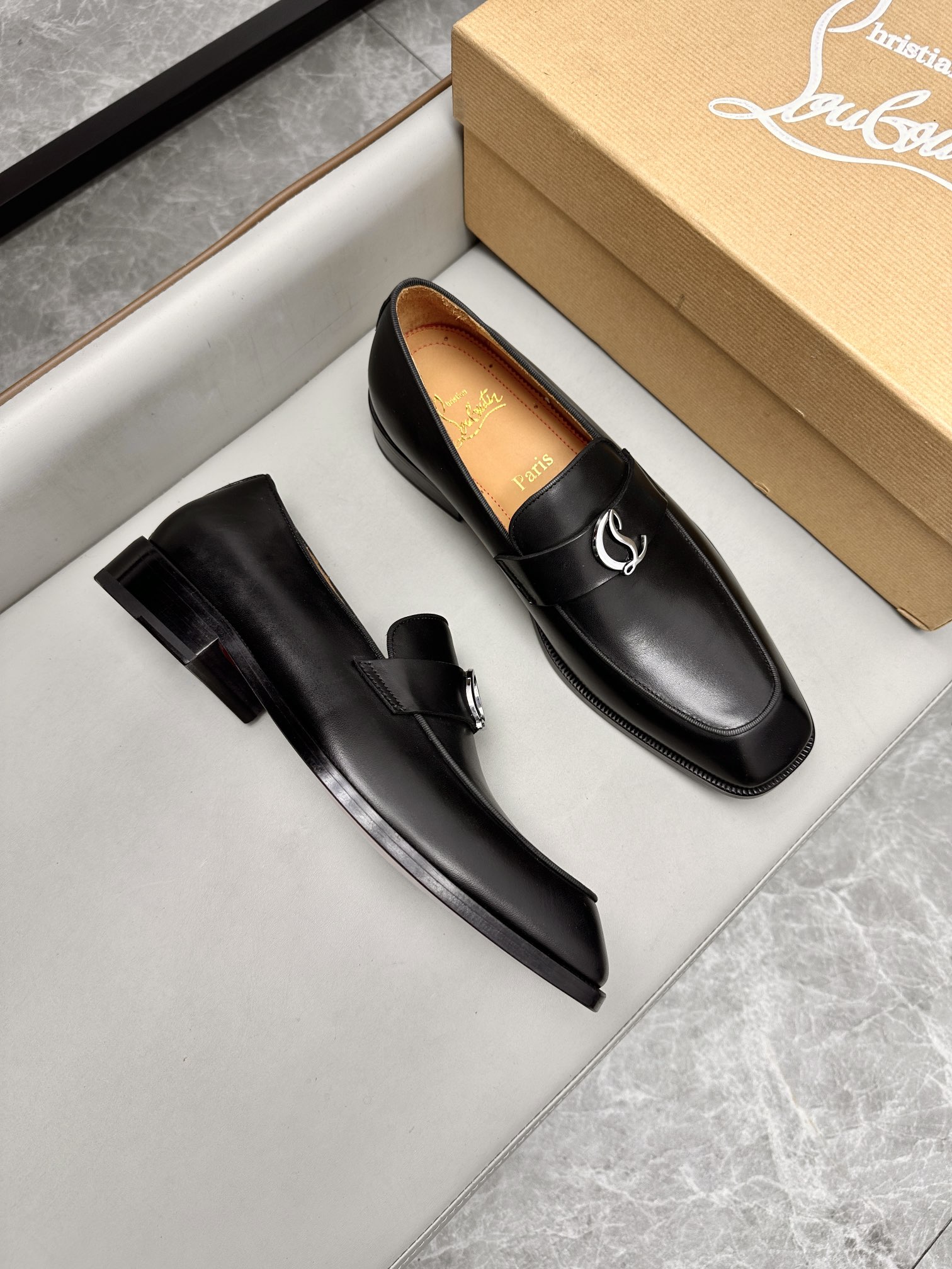 Christian Louboutin Loubi Flip 구두