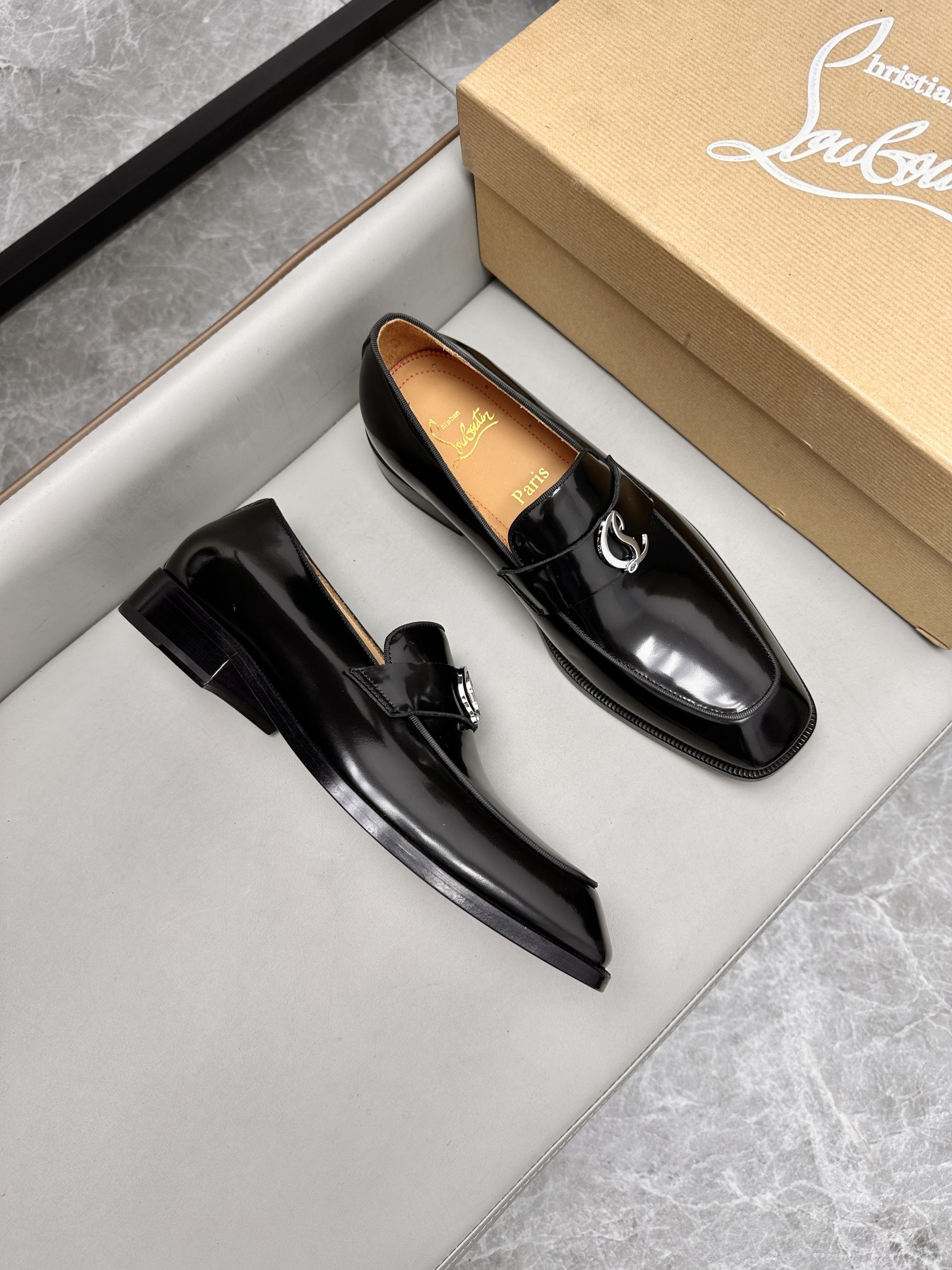 Christian Louboutin Loubi Flip 구두