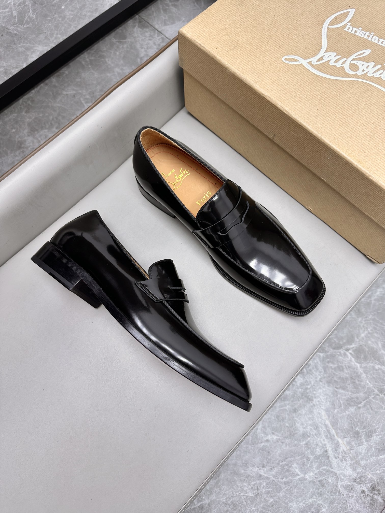 Christian Louboutin Loubi Flip 구두