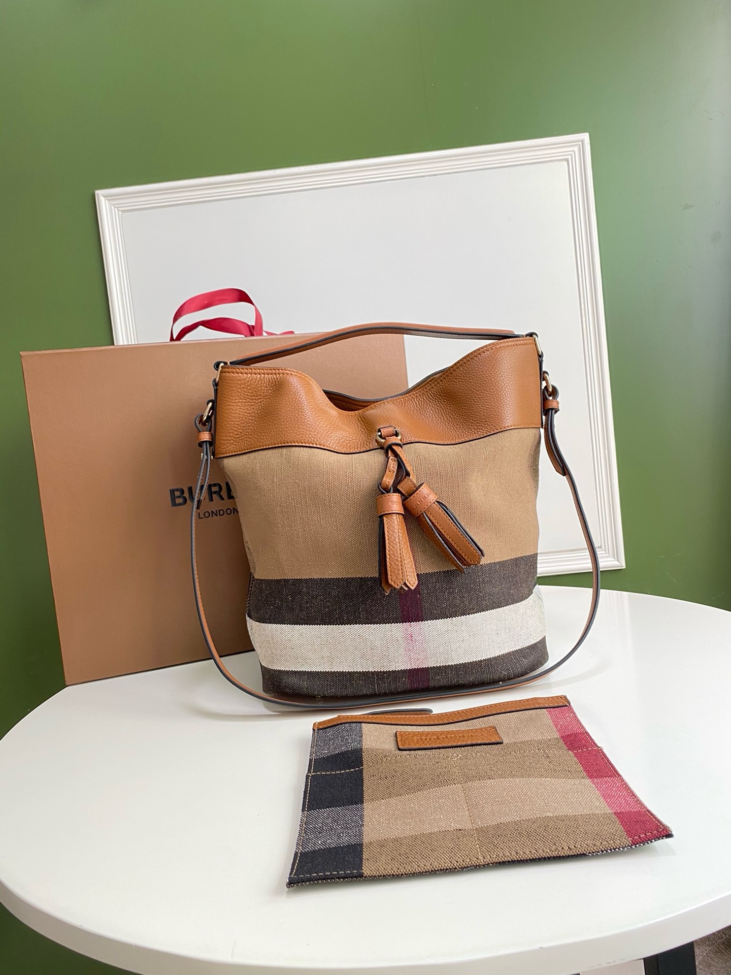 버버리 Burberry 9391 The Ashby 버킷 백 34CM