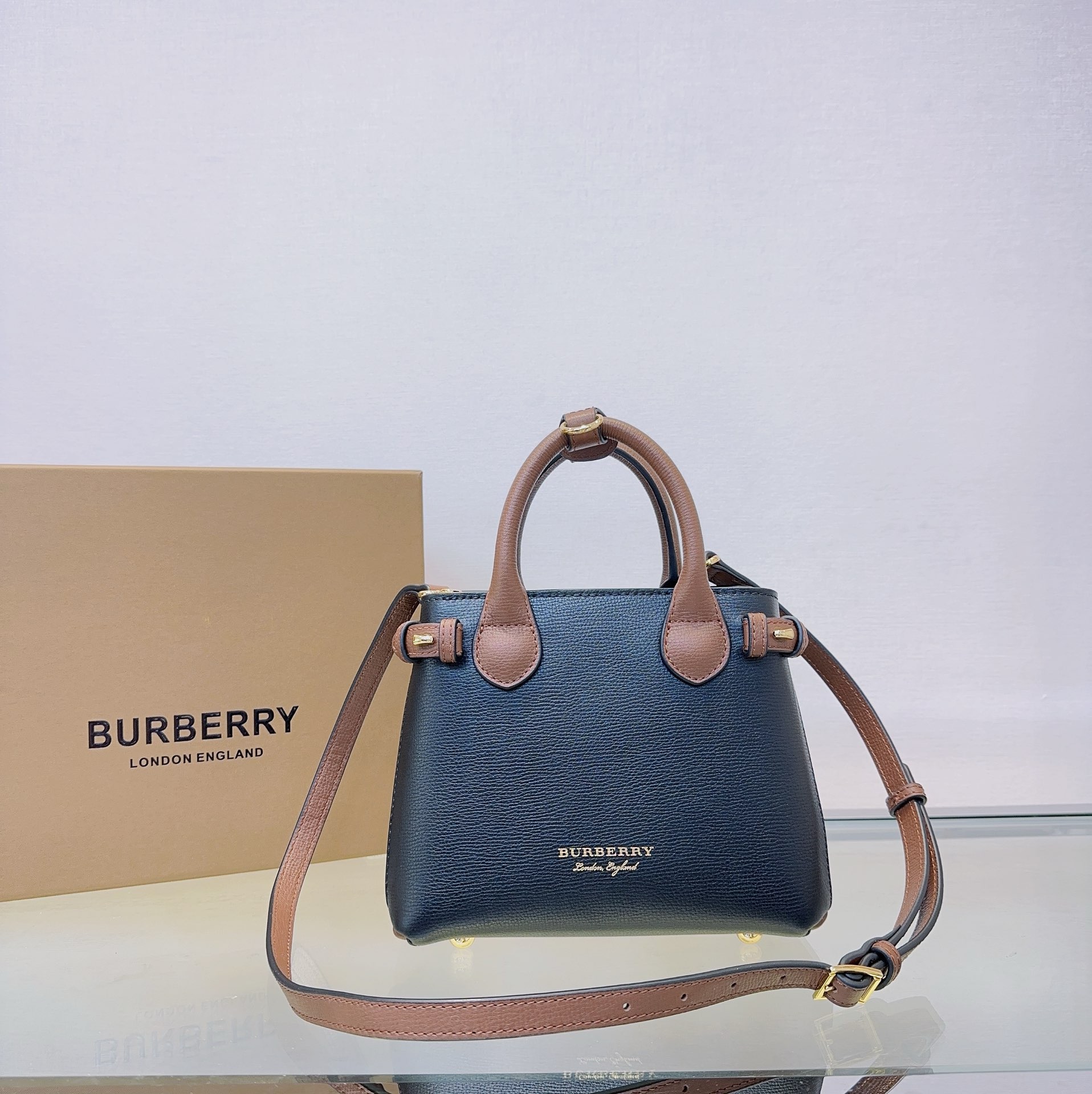 버버리 Burberry 7121 The Banner 탑 핸들백 22CM