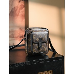 【GR】루이비통 Louis Vuitton M69404 Christopher 크리스토퍼 웨어러블 월렛 모노그램 15CM