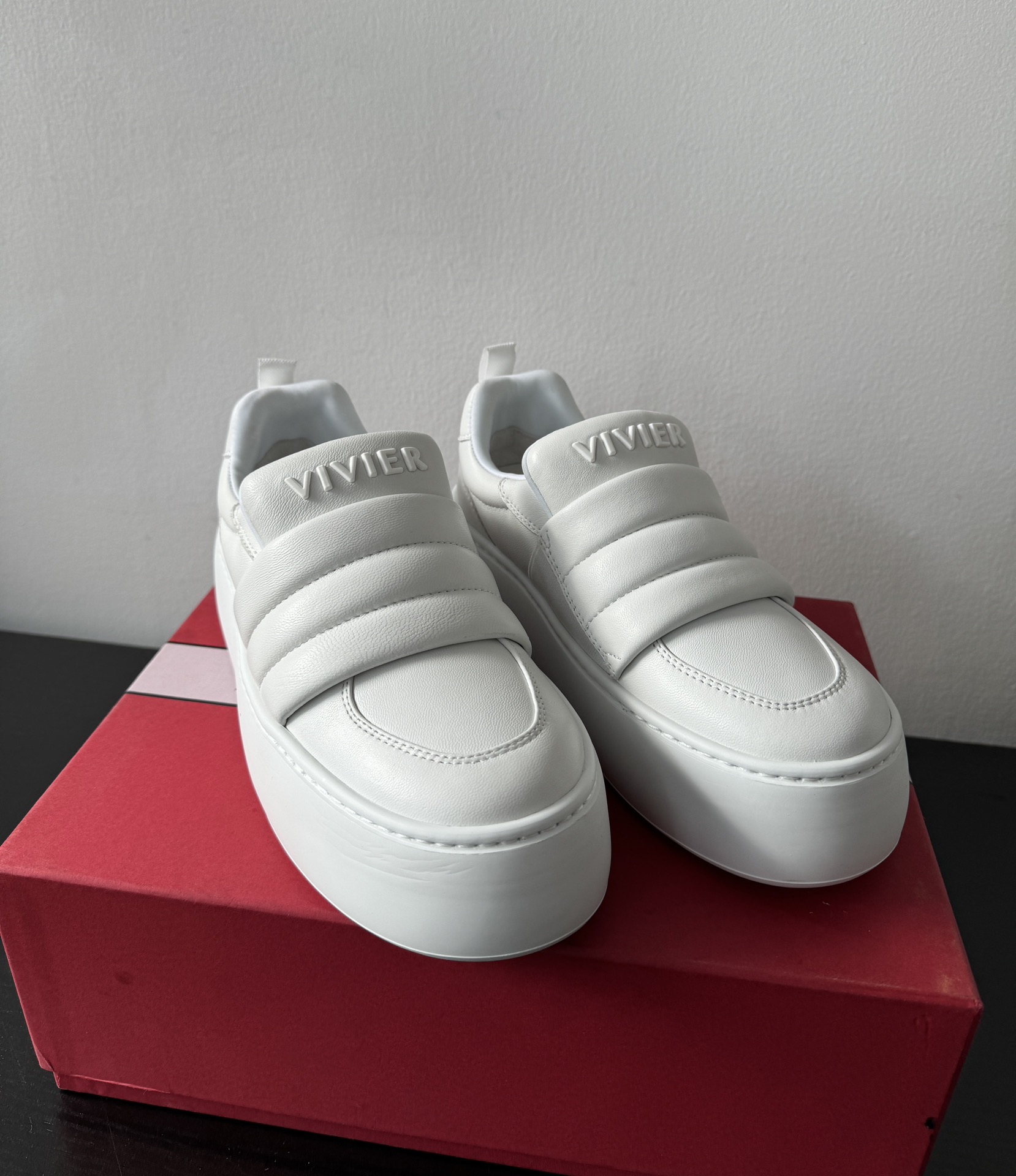 ROGER VIVIER 스니커즈