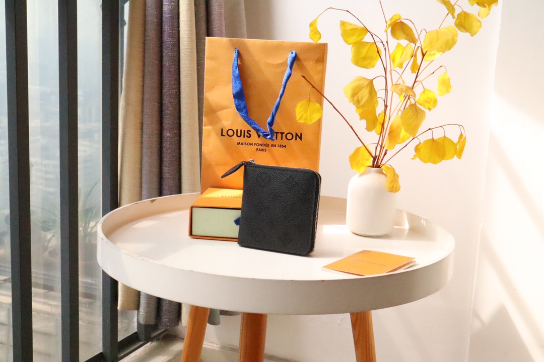 루이비통 Louis Vuitton M81558 지갑 11.5CM