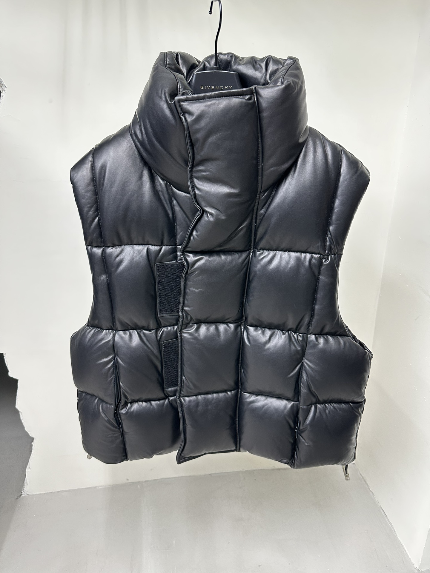 지방시 Givenchy 조끼패딩