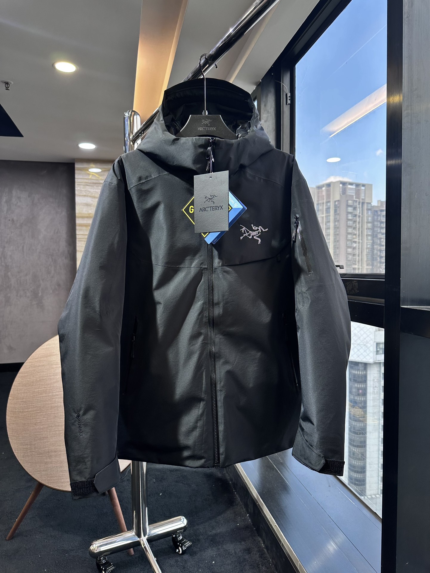 아크테릭스 ARC'TERYX MACAI LIGHTWEIGHT GORE-TEX 패딩