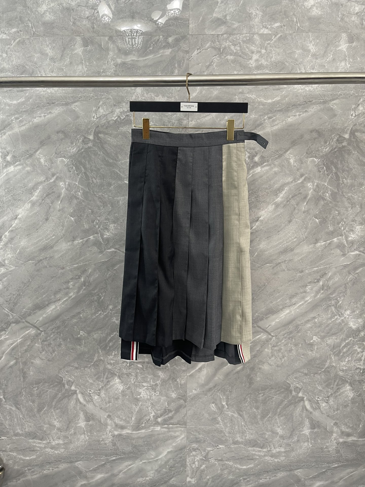 톰브라운 Thom Browne 치마