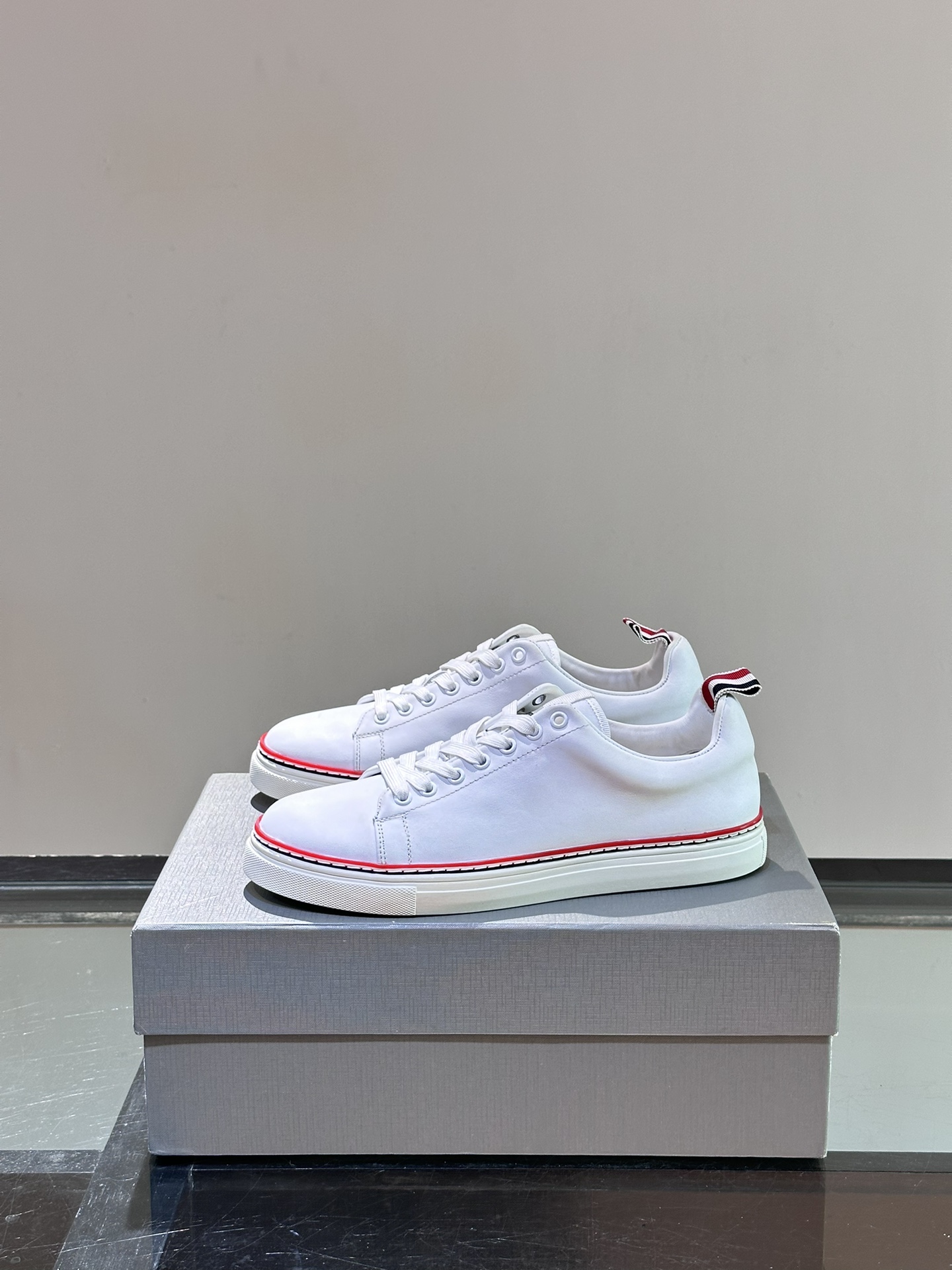 톰브라운 Thom Browne 스니커즈