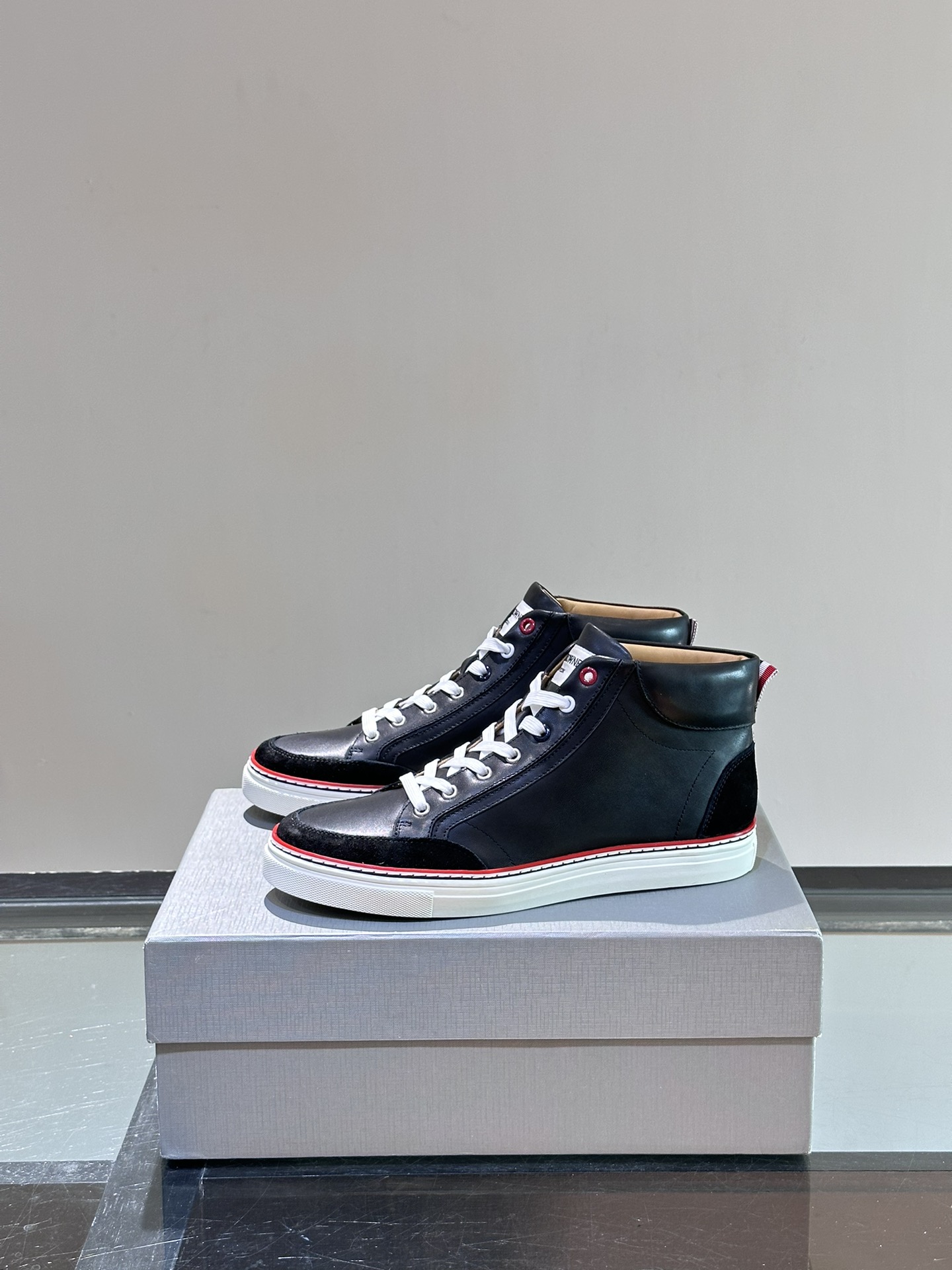 톰브라운 Thom Browne 스니커즈