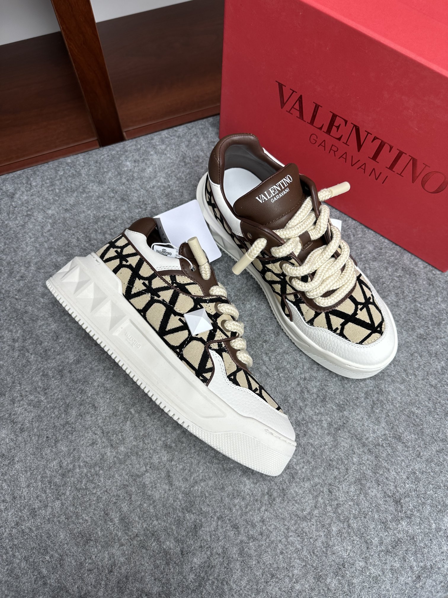 발렌티노 Valentino 스니커즈