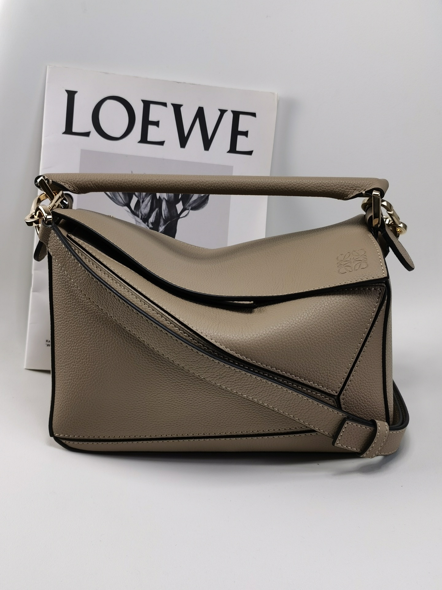 로에베 Loewe 3001 Puzzle Bag 24cm