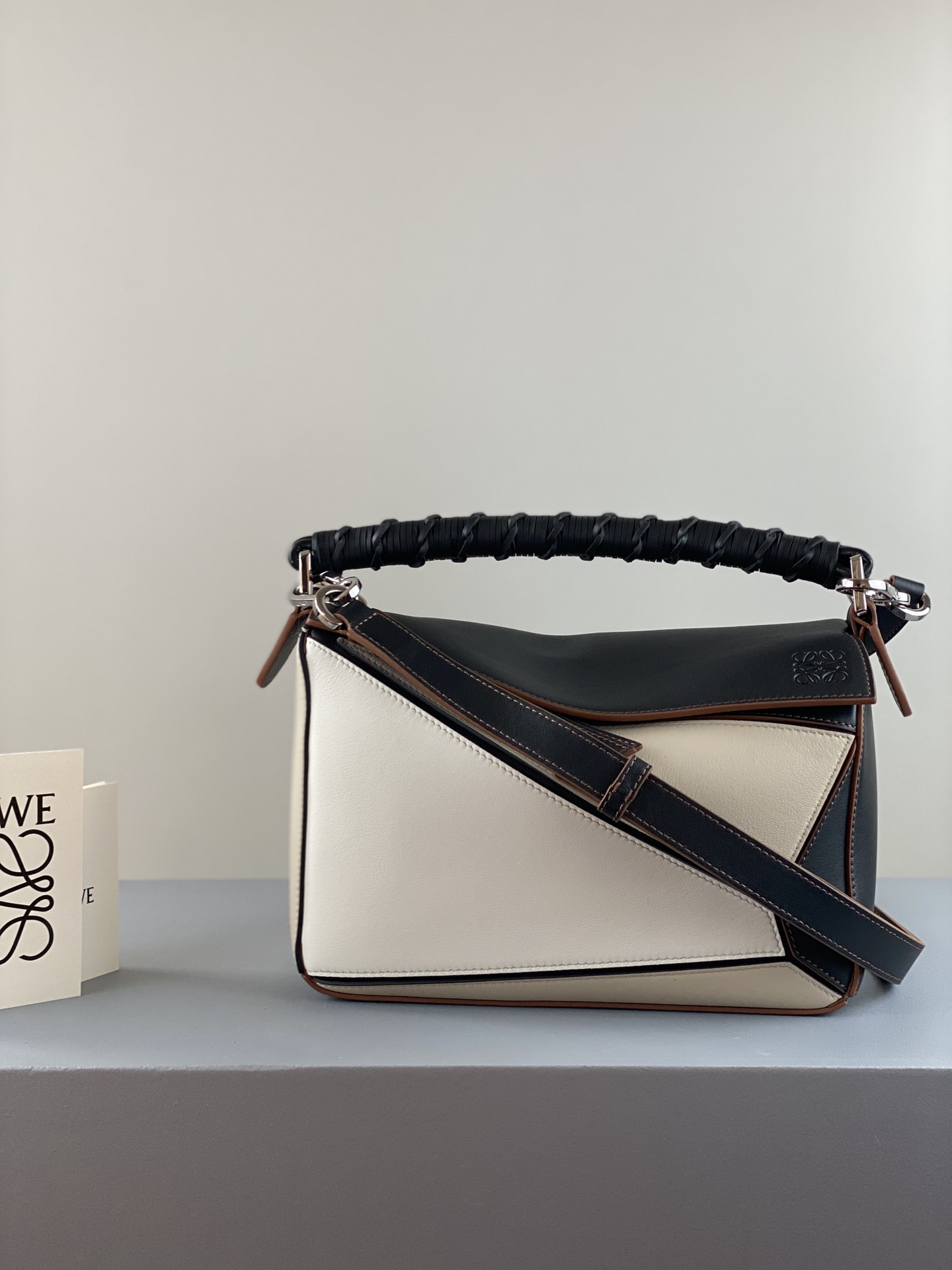 로에베 Loewe 3001A Puzzle Bag 24cm
