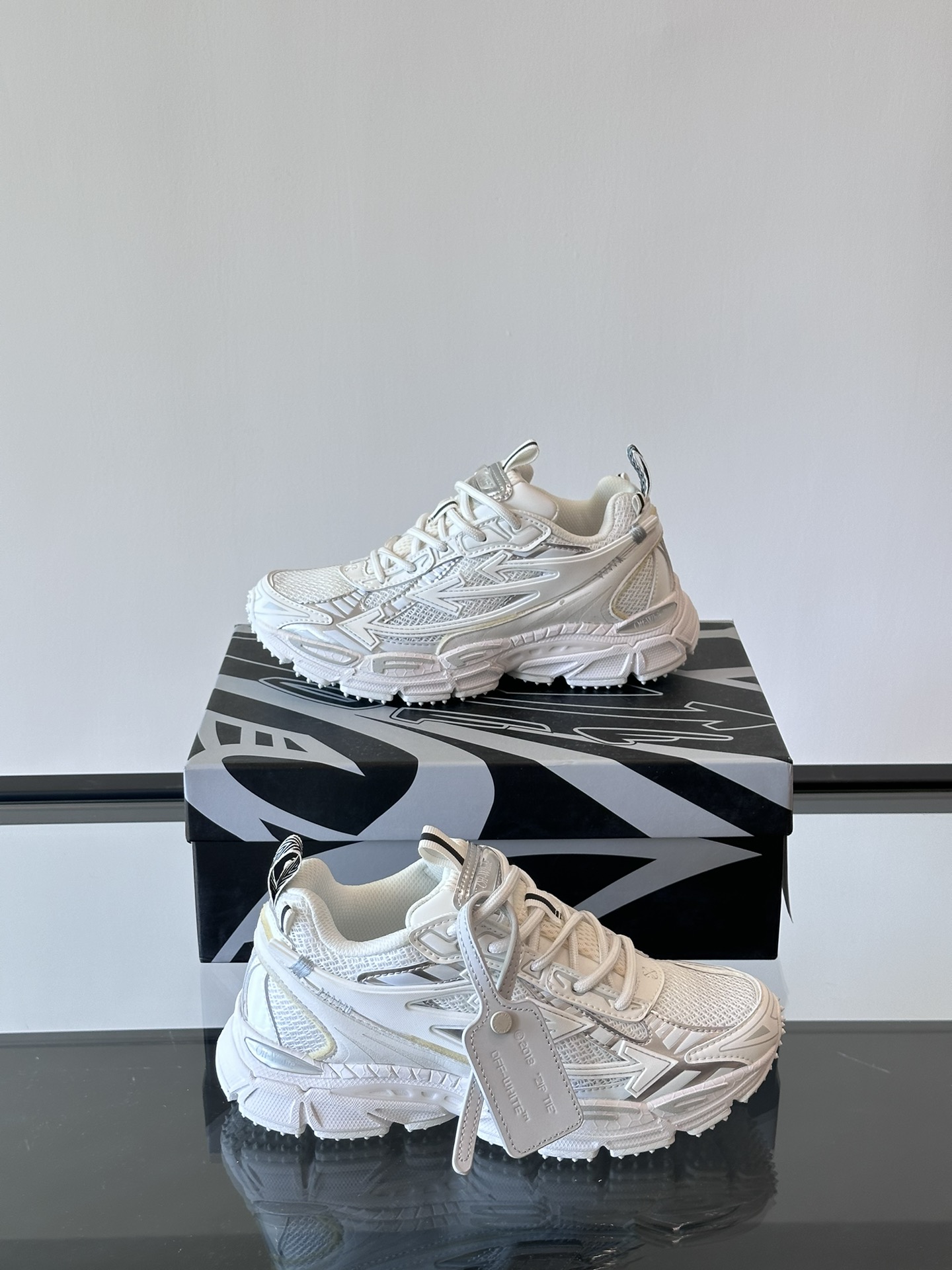오프화이트 (Off-White) 스니커즈