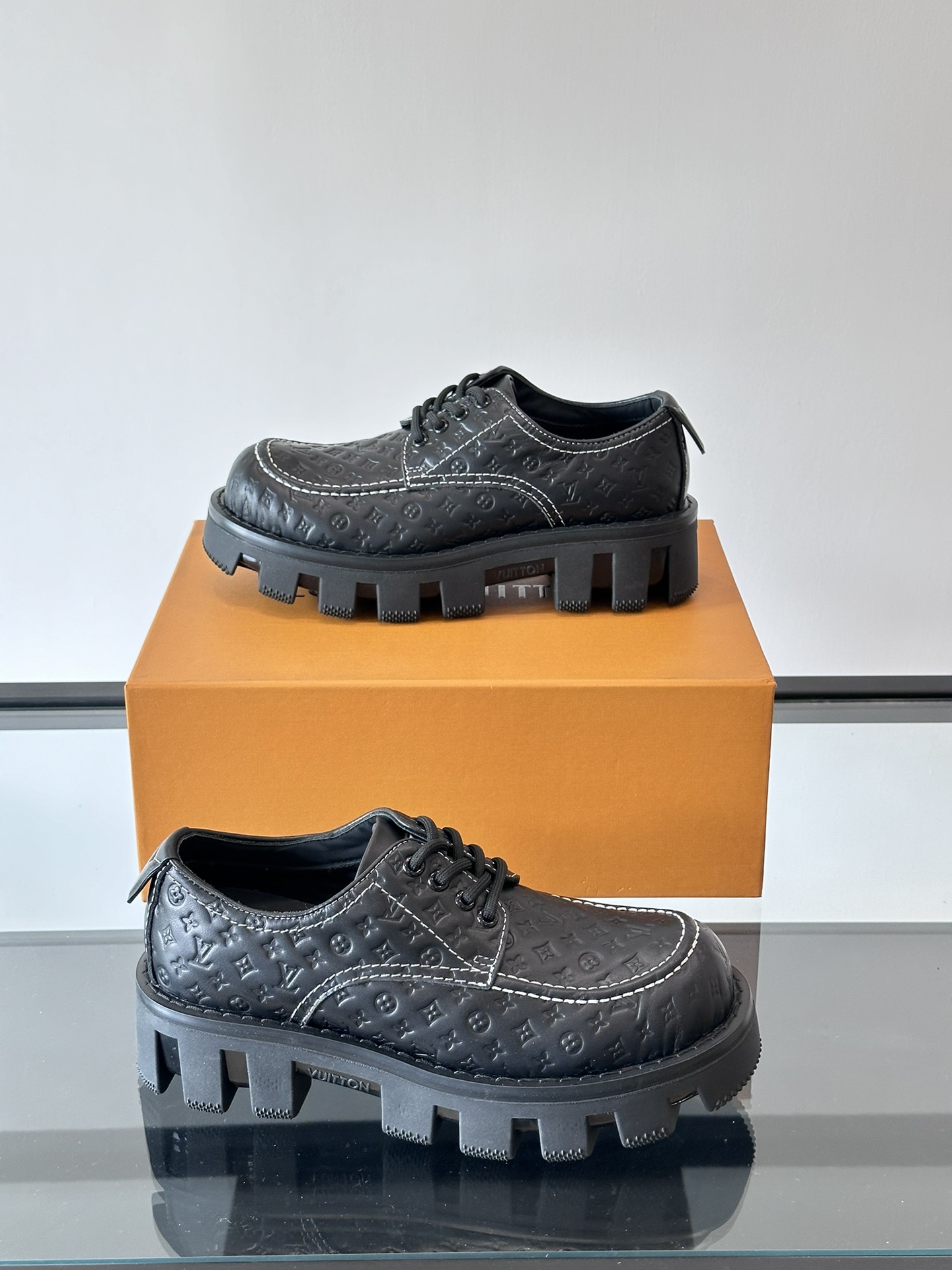 루이비통 LV Checker 스니커즈