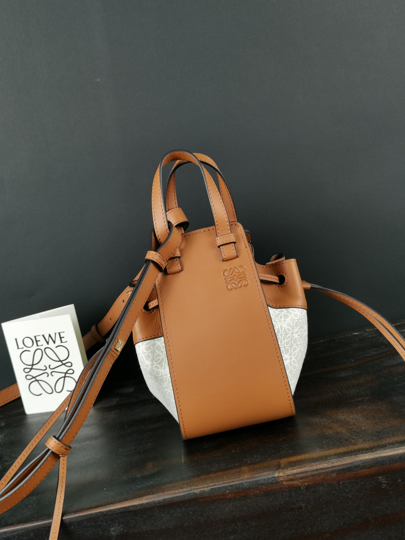로에베 Loewe 246S Mini Hammock Dw Bag 19cm