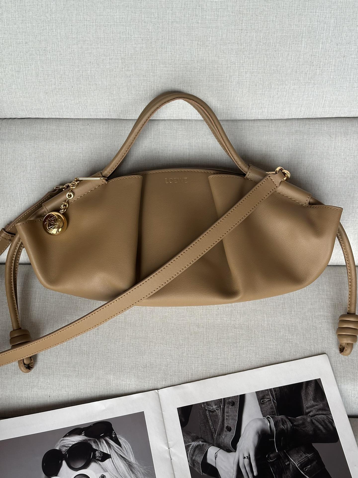 로에베 Loewe 1668  Small Paseo Bag In Shiny Nappa Calfskin 35cm