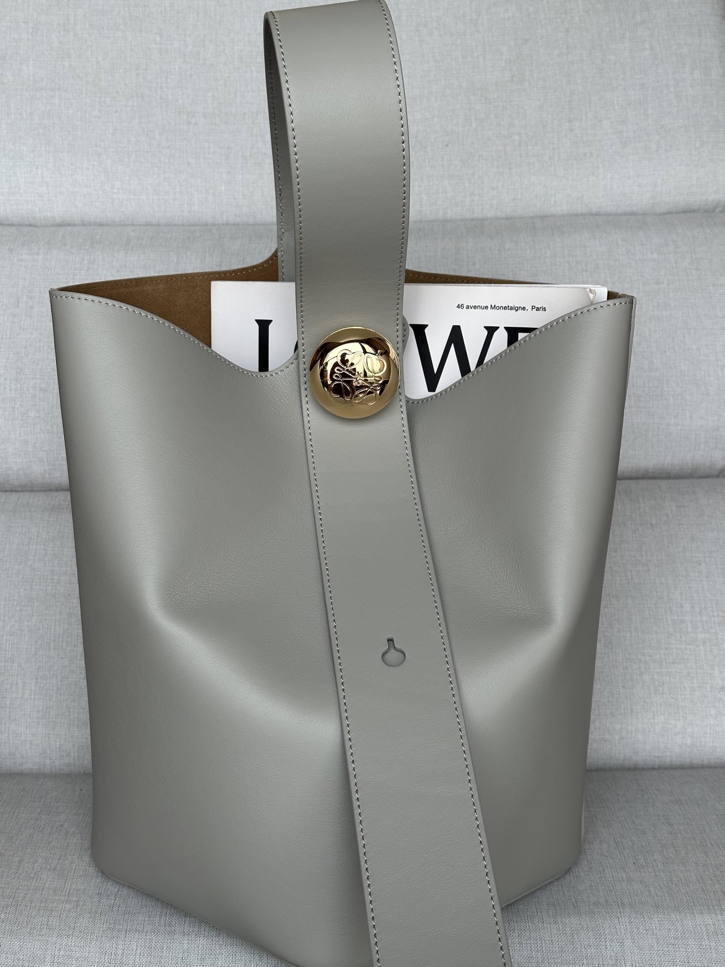 로에베 Loewe 332 Medium Pebble Bucket Bag in Mellow Calfskin