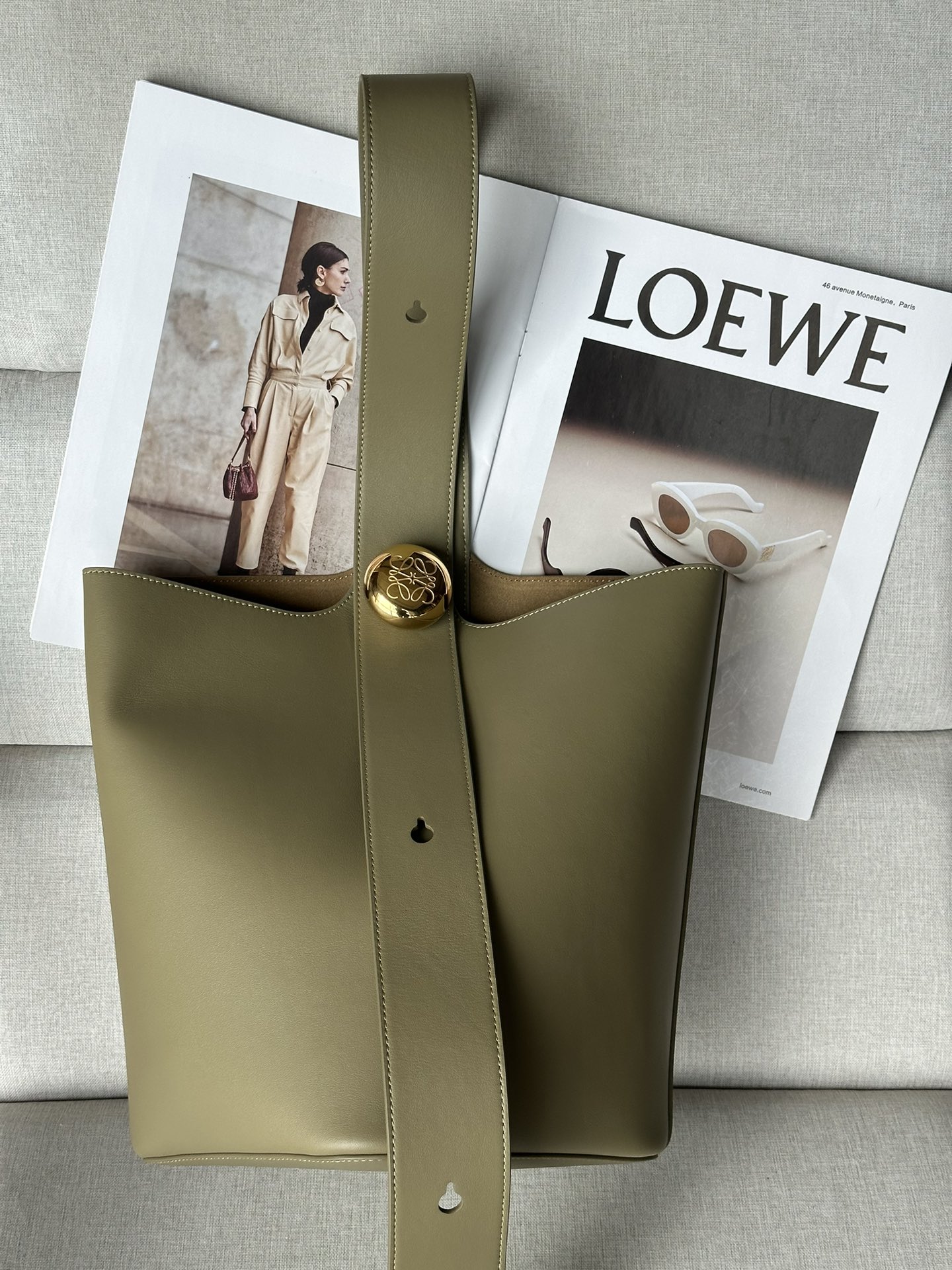 로에베 Loewe 332 Medium Pebble Bucket Bag in Mellow Calfskin