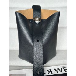 로에베 Loewe 332 Medium Pebble Bucket Bag Black