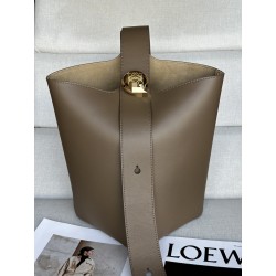 로에베 Loewe 332 Medium Pebble Bucket Bag in Mellow Calfskin