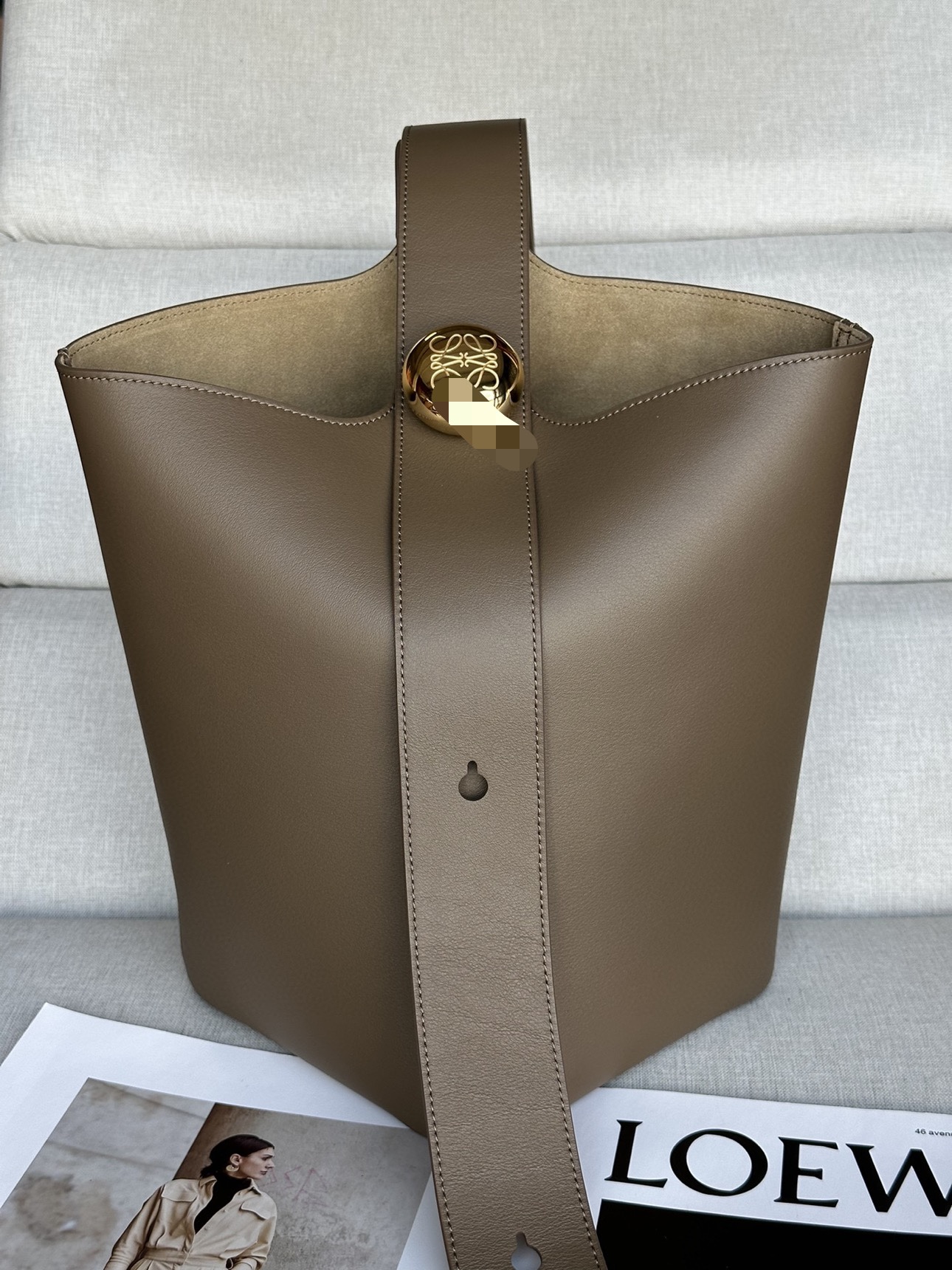 로에베 Loewe 332 Medium Pebble Bucket Bag in Mellow Calfskin