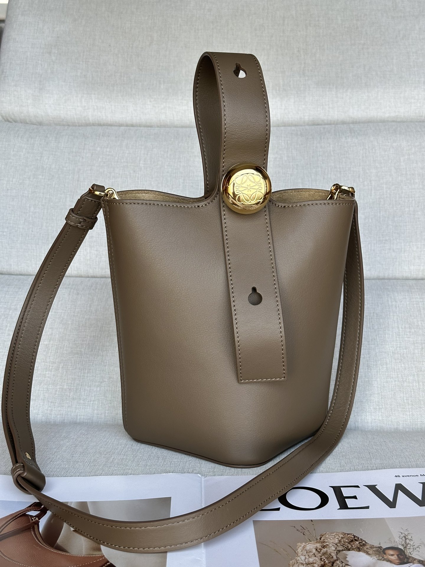 로에베 Loewe 332S Mini Pebble Bucket Bag