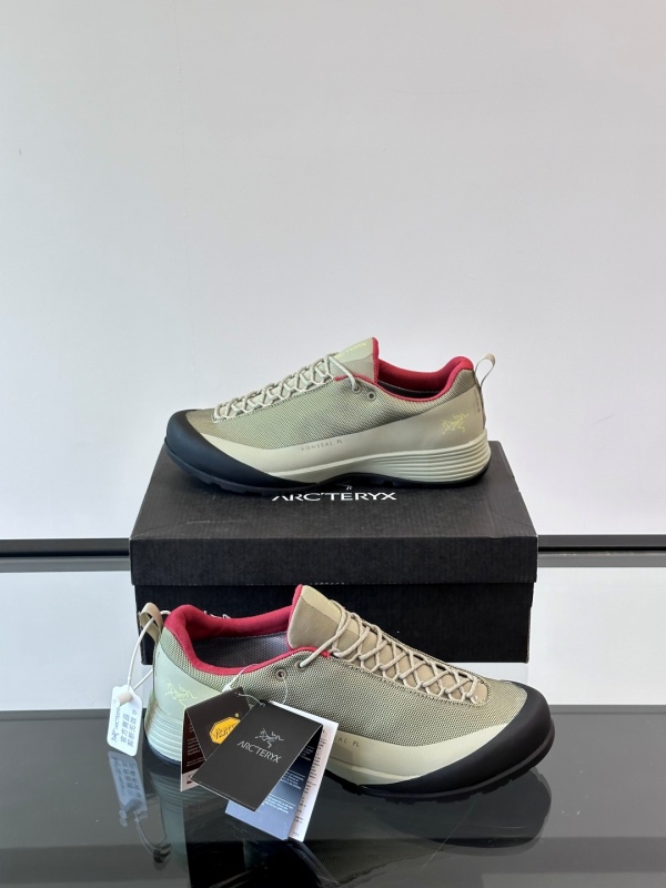 아크테릭스 ARC'TERYX 스니커즈