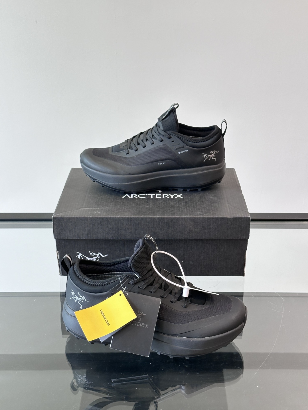 아크테릭스 ARC'TERYX 스니커즈