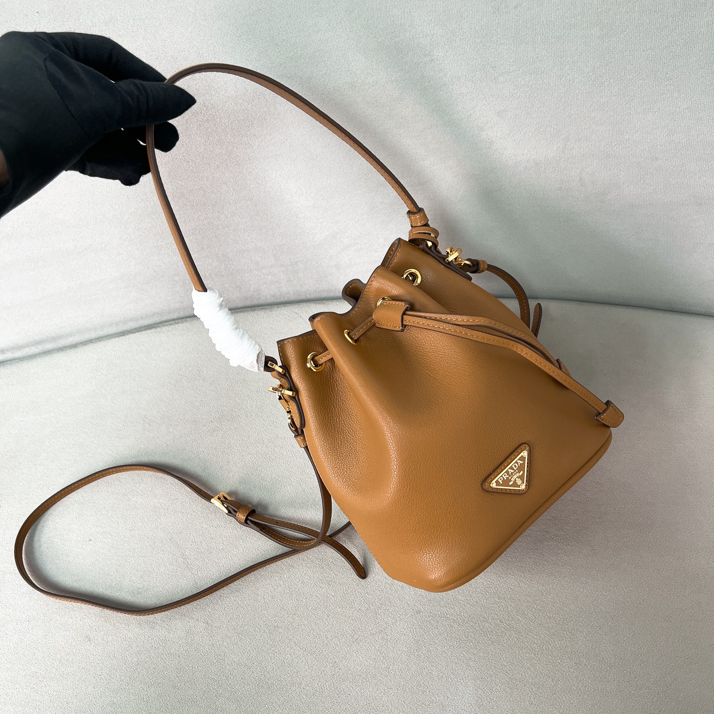 프라다 Prada 1BE067 Soft Grain 버킷 백 19.5CM