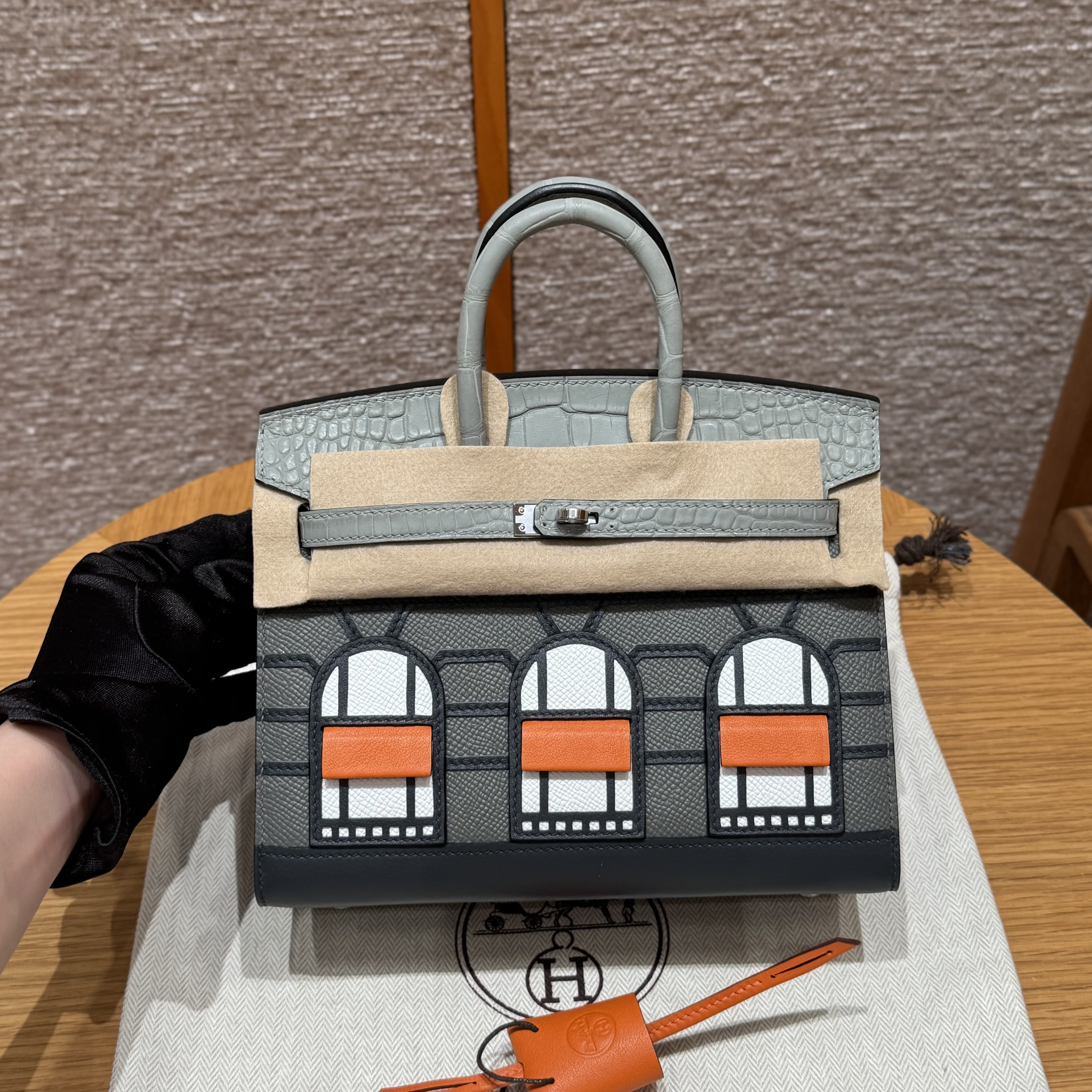 에르메스 Hermes Birkin Faubourg Touch 20cm Epsom and Matte Alligator 0L Girs Meyer and 0V Girs Ciment/silver