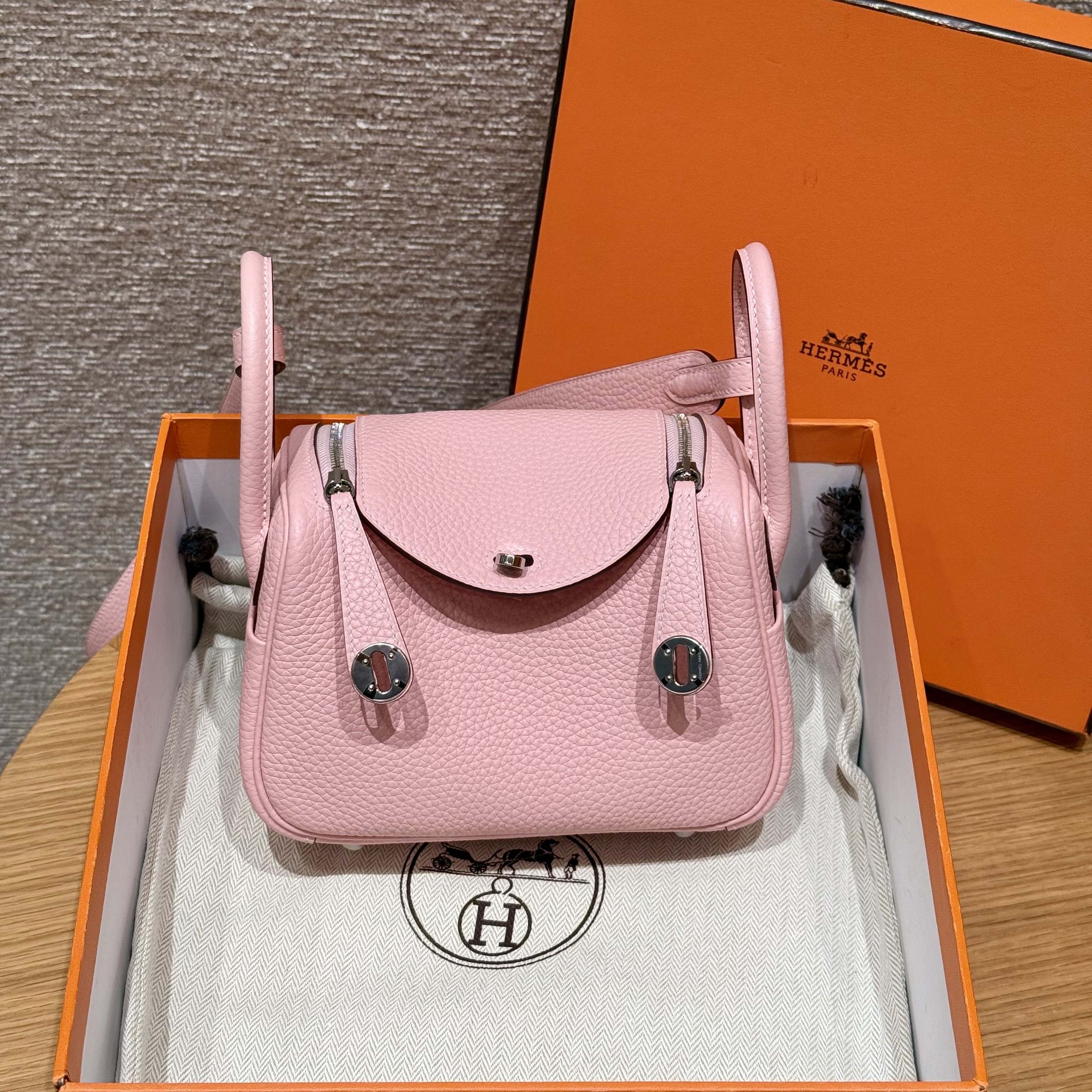 에르메스 Hermes Mini Lindy 19cm Clemence 3Q Rose Sakura/silver