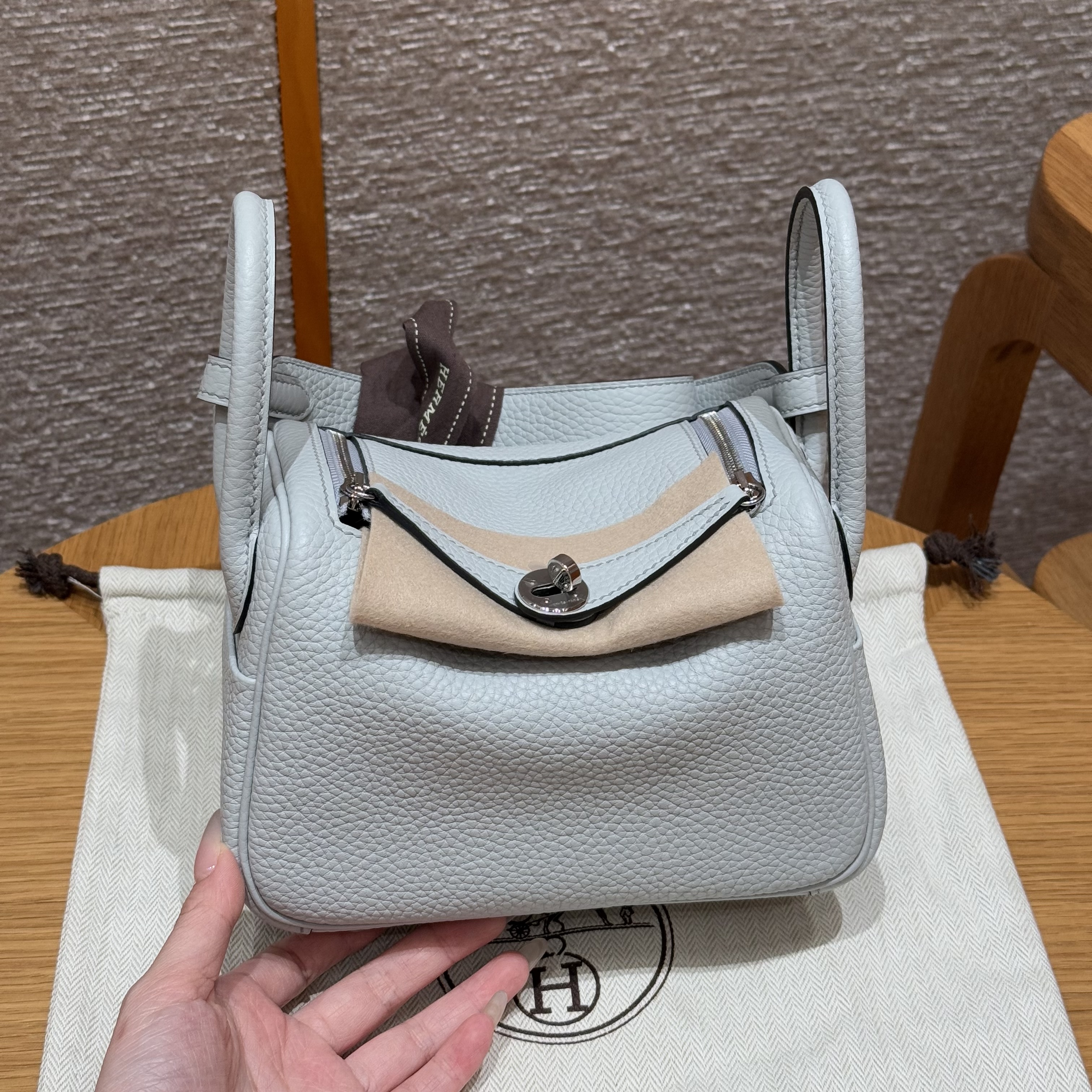 에르메스 Hermes Mini Lindy 19cm Clemence 08 Blue pale/silver