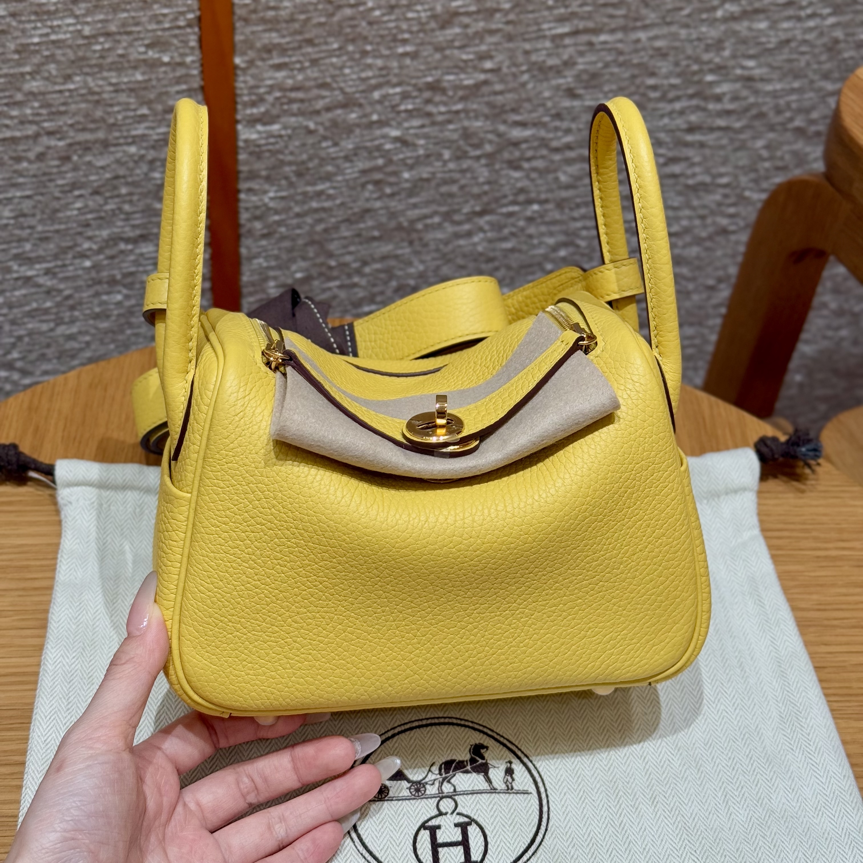 에르메스 Hermes Mini Lindy 19cm Clemence 9O Jaune Naples/gold