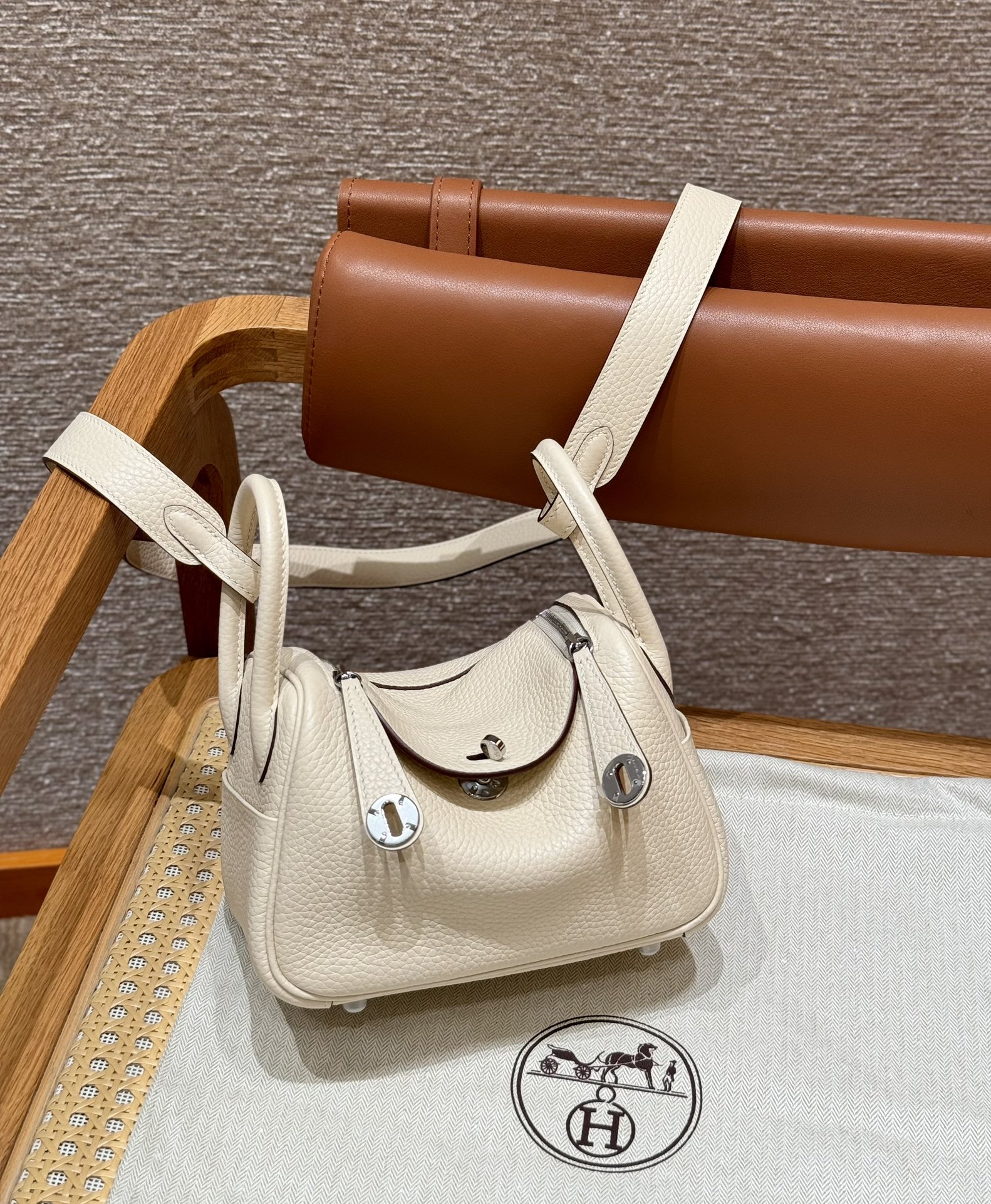 에르메스 Hermes Mini Lindy 19cm Clemence i2 Nata/silver