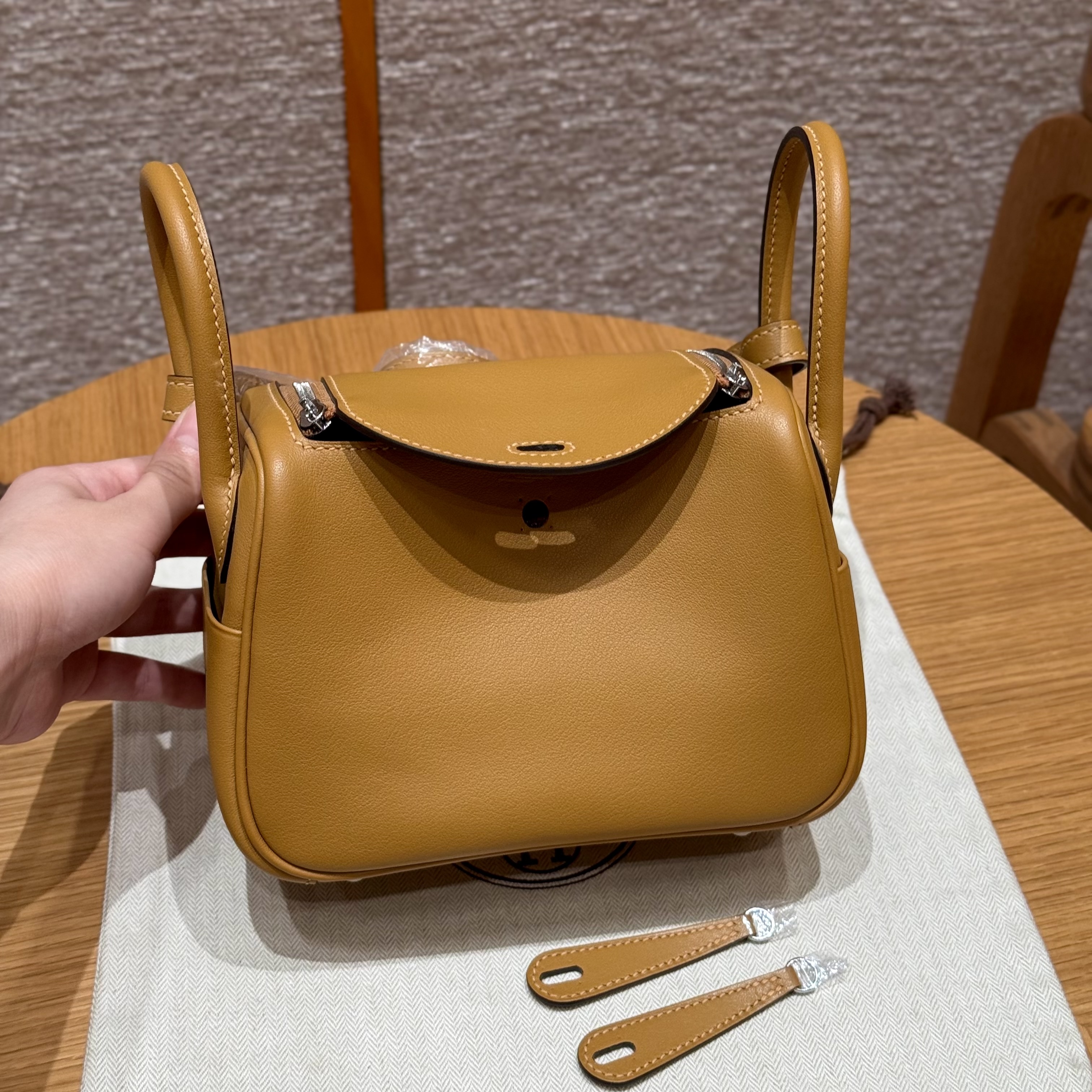 에르메스 Hermes Mini Lindy 19cm Swift 2S Sesame/silver