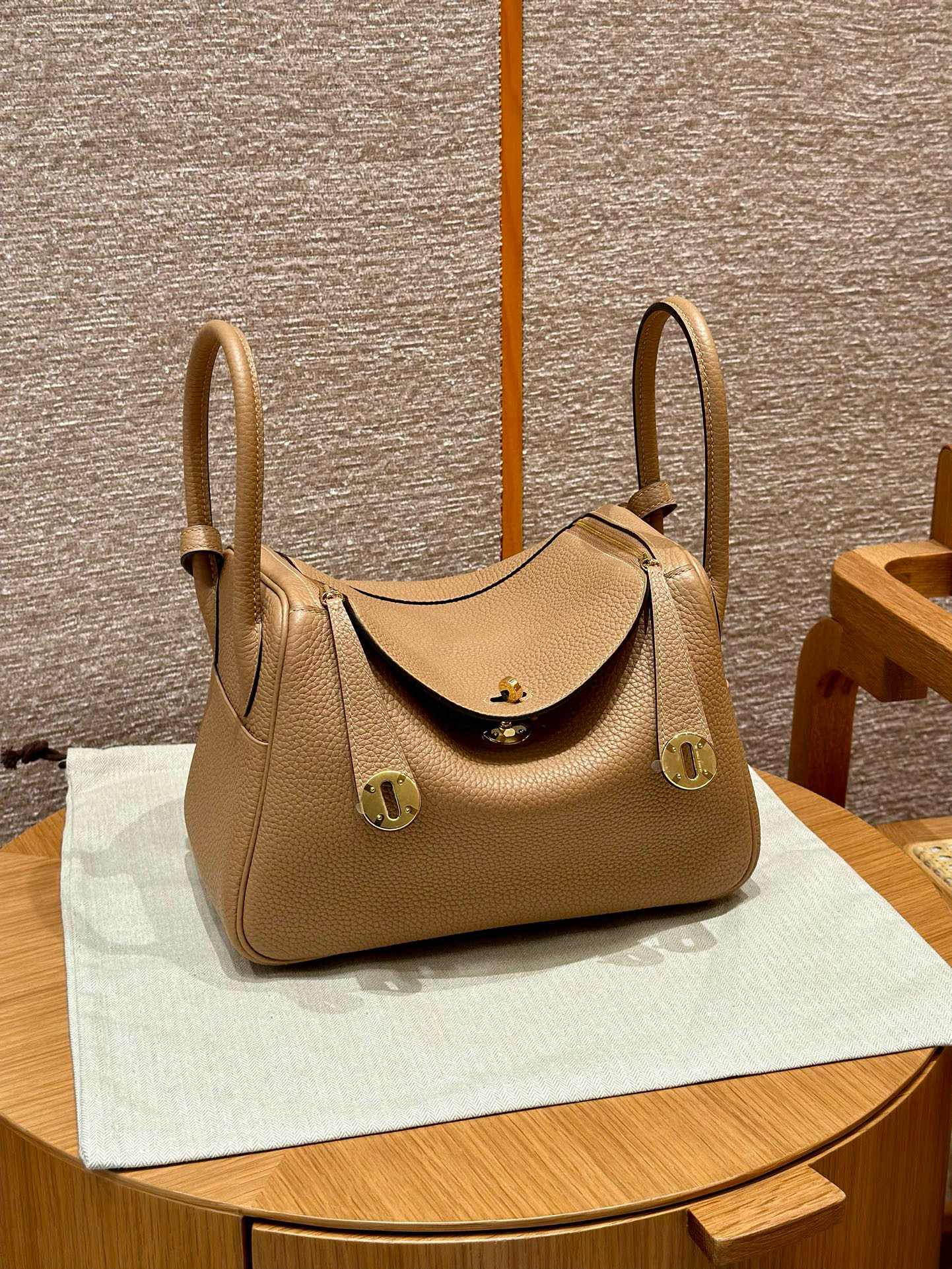 에르메스 Hermes Lindy 26cm Clemence 0M Chai/gold