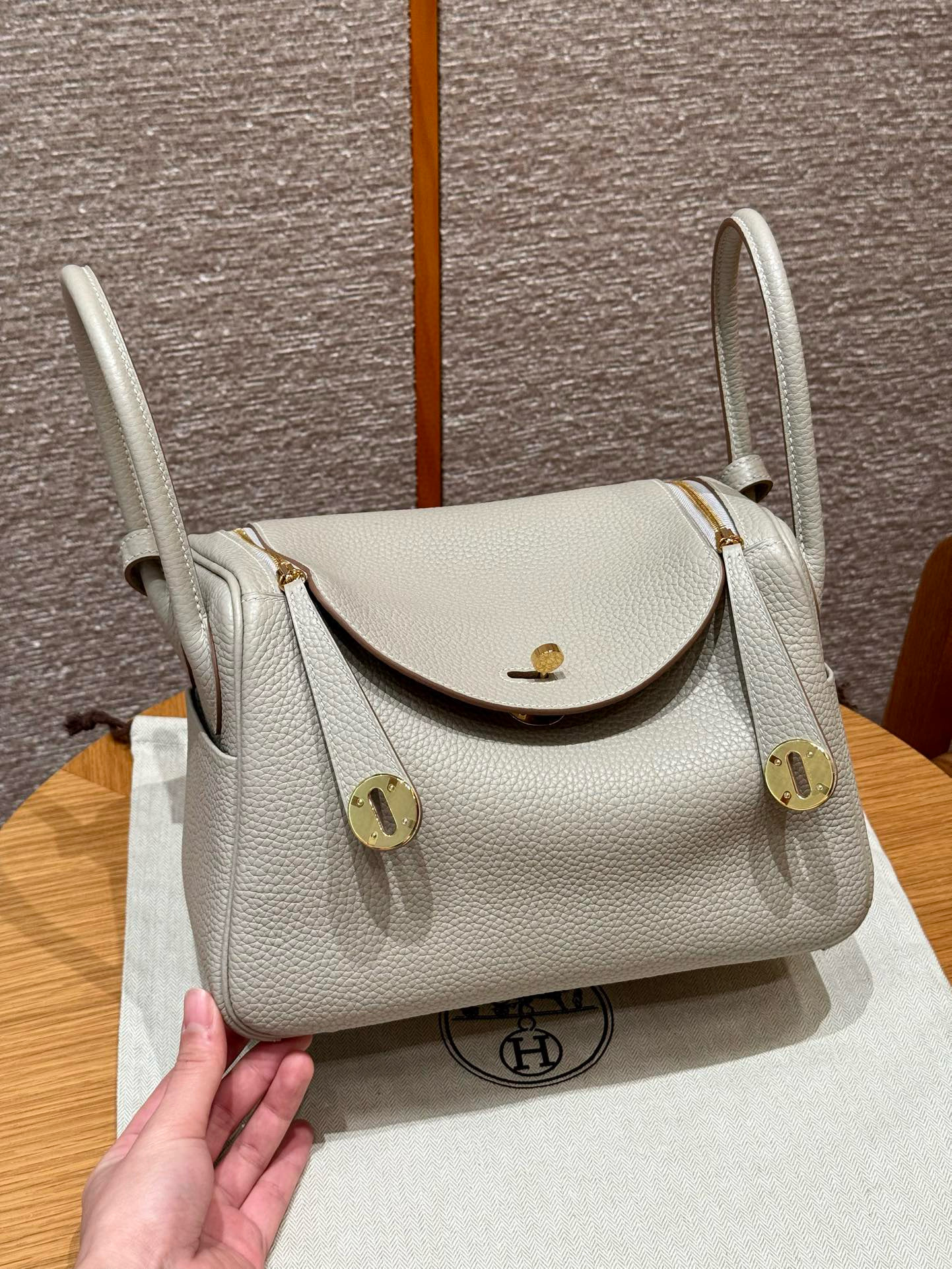에르메스 Hermes Lindy 26cm Clemence 8L Beton/gold