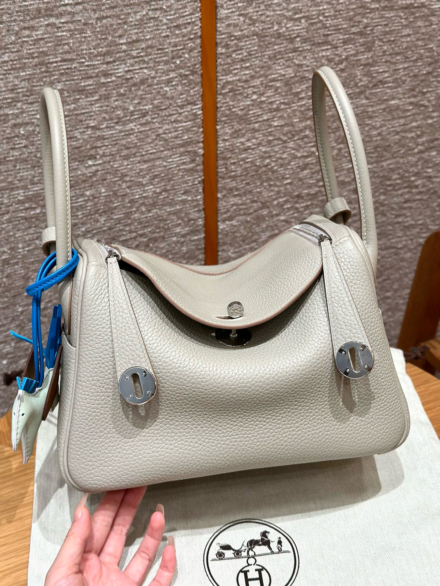 에르메스 Hermes Lindy 26cm Clemence 8L Beton/silver