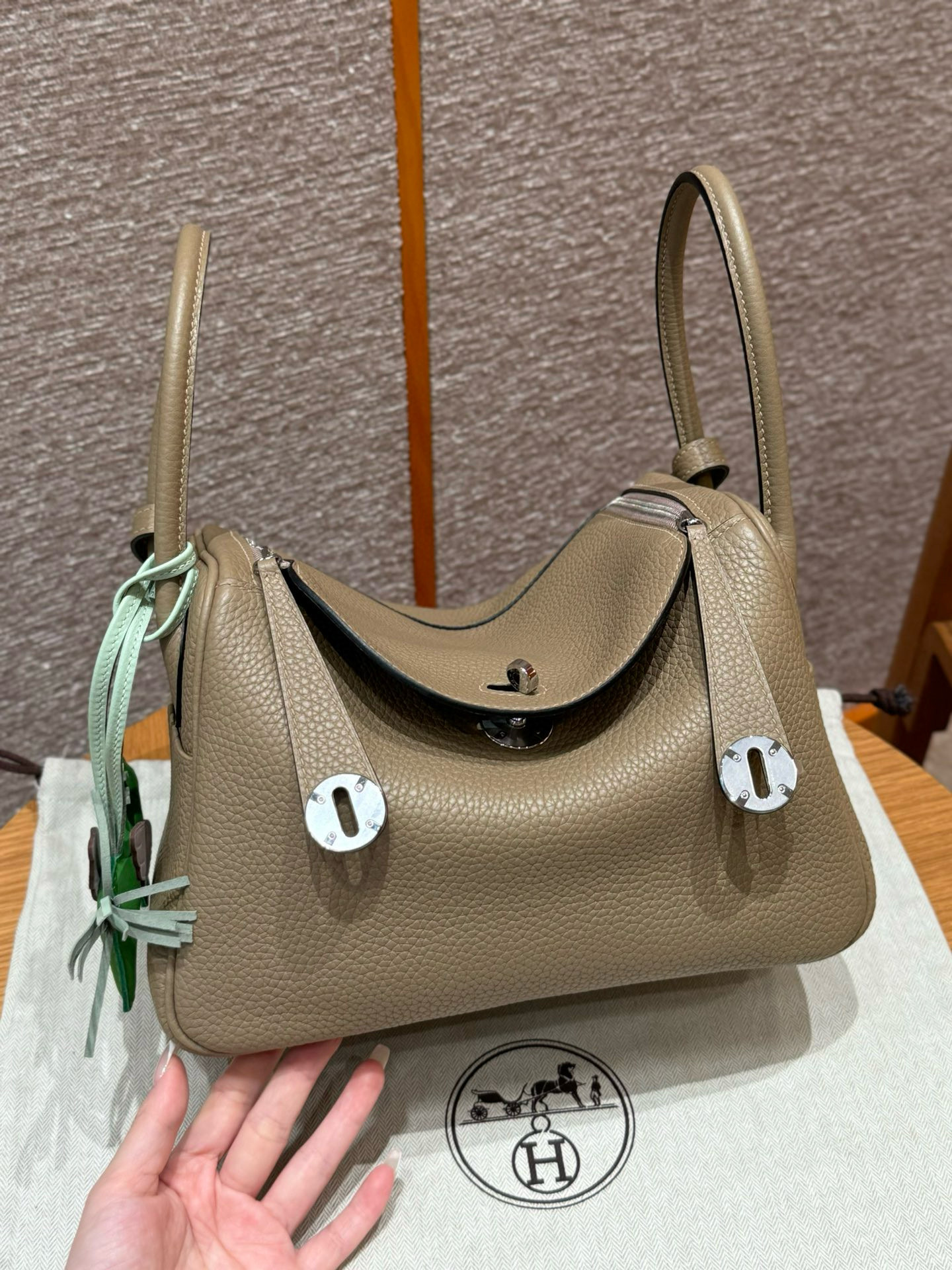 에르메스 Hermes Lindy 26cm Clemence 8Q Beige Marfa/silver