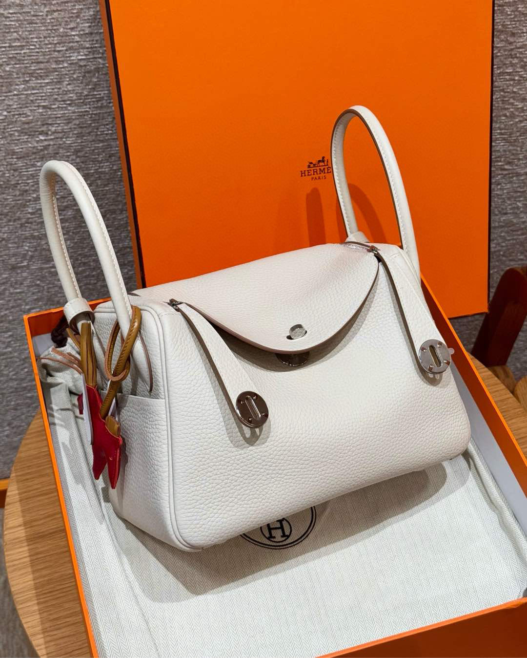 에르메스 Hermes Lindy 26cm Clemence 10 Craie/silver