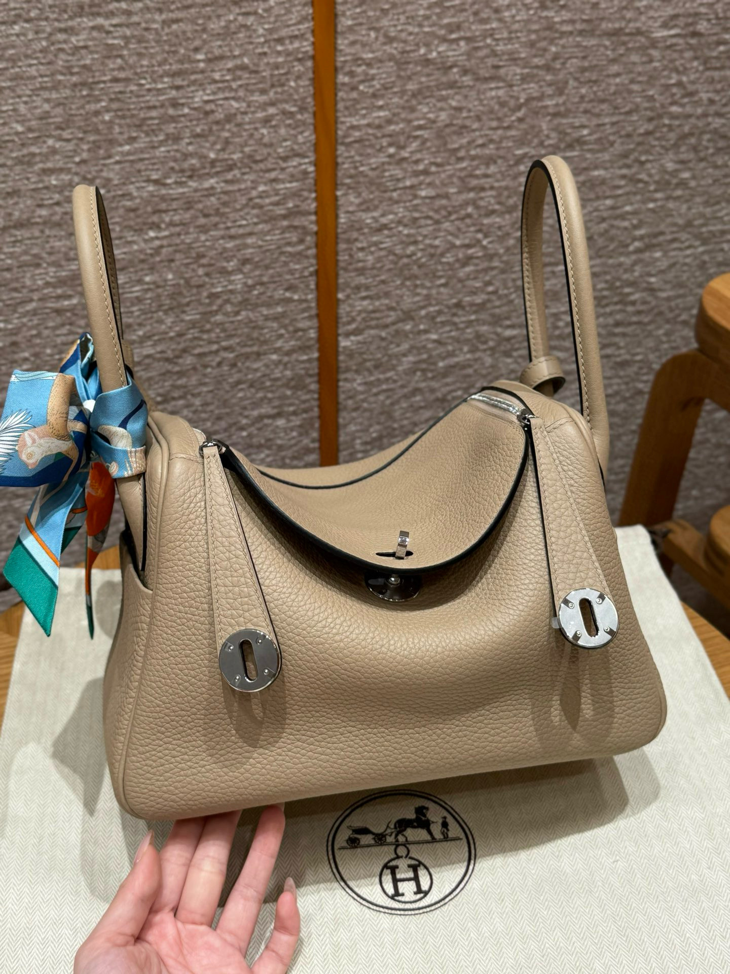 에르메스 Hermes Lindy 26cm Clemence S2 Trench/silver