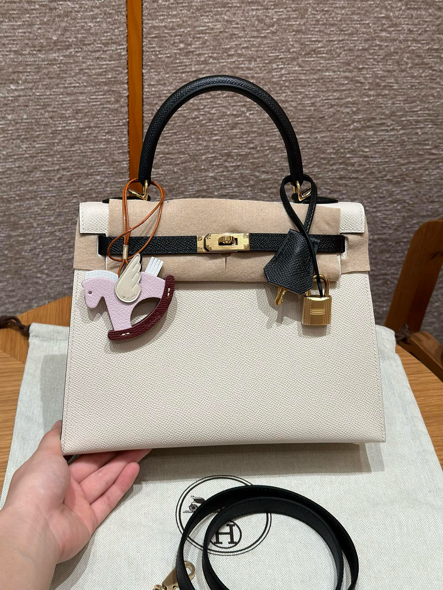 에르메스 Hermes Kelly 25cm Epsom 10 Craie and 89 noir/gold