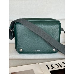 로에베 Loewe BANBA73X01 Medium Pebble Messenger Bag in Supple Grained Calfskin
