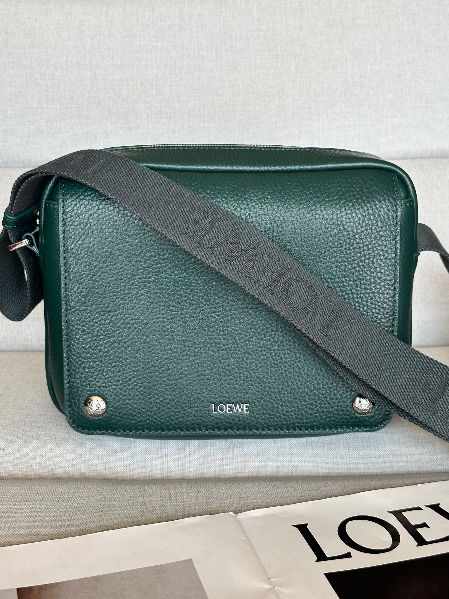로에베 Loewe BANBA73X01 Medium Pebble Messenger Bag in Supple Grained Calfskin