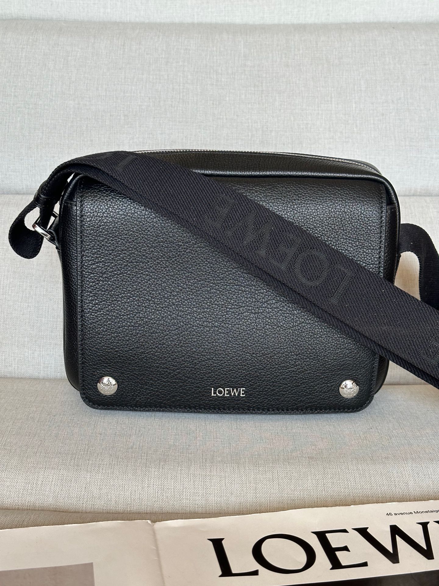 로에베 Loewe BANBA73X01 Medium Pebble Messenger Bag in Supple Grained Calfskin Black