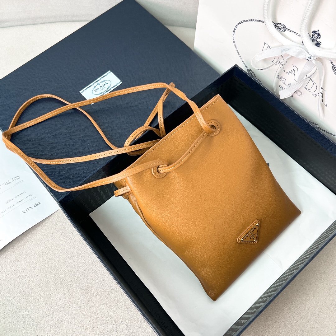 프라다 Prada 1BH221 버킷 백 20cm