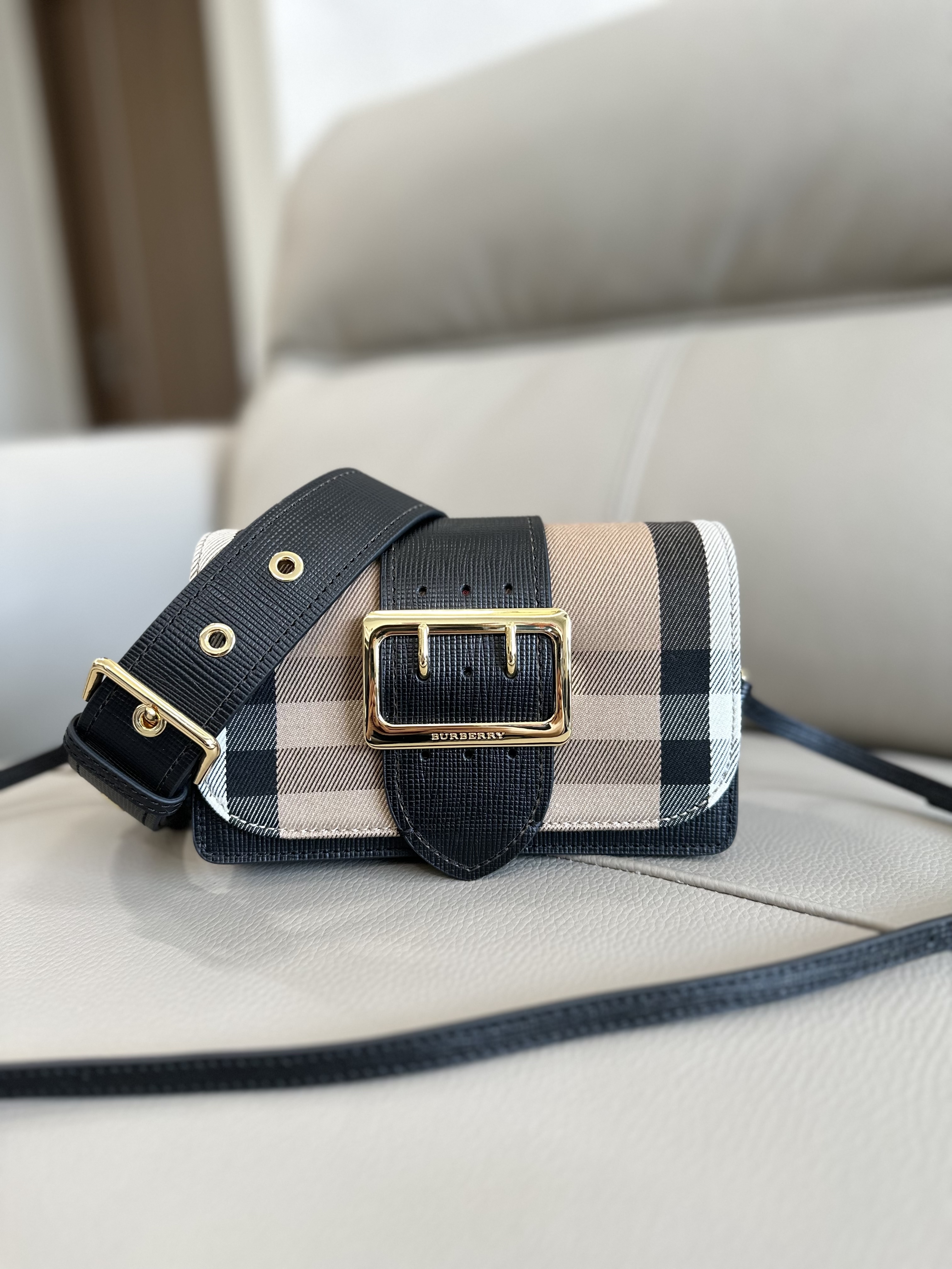 버버리 Burberry 4601 The Buckle 크로스 백 19.5cm