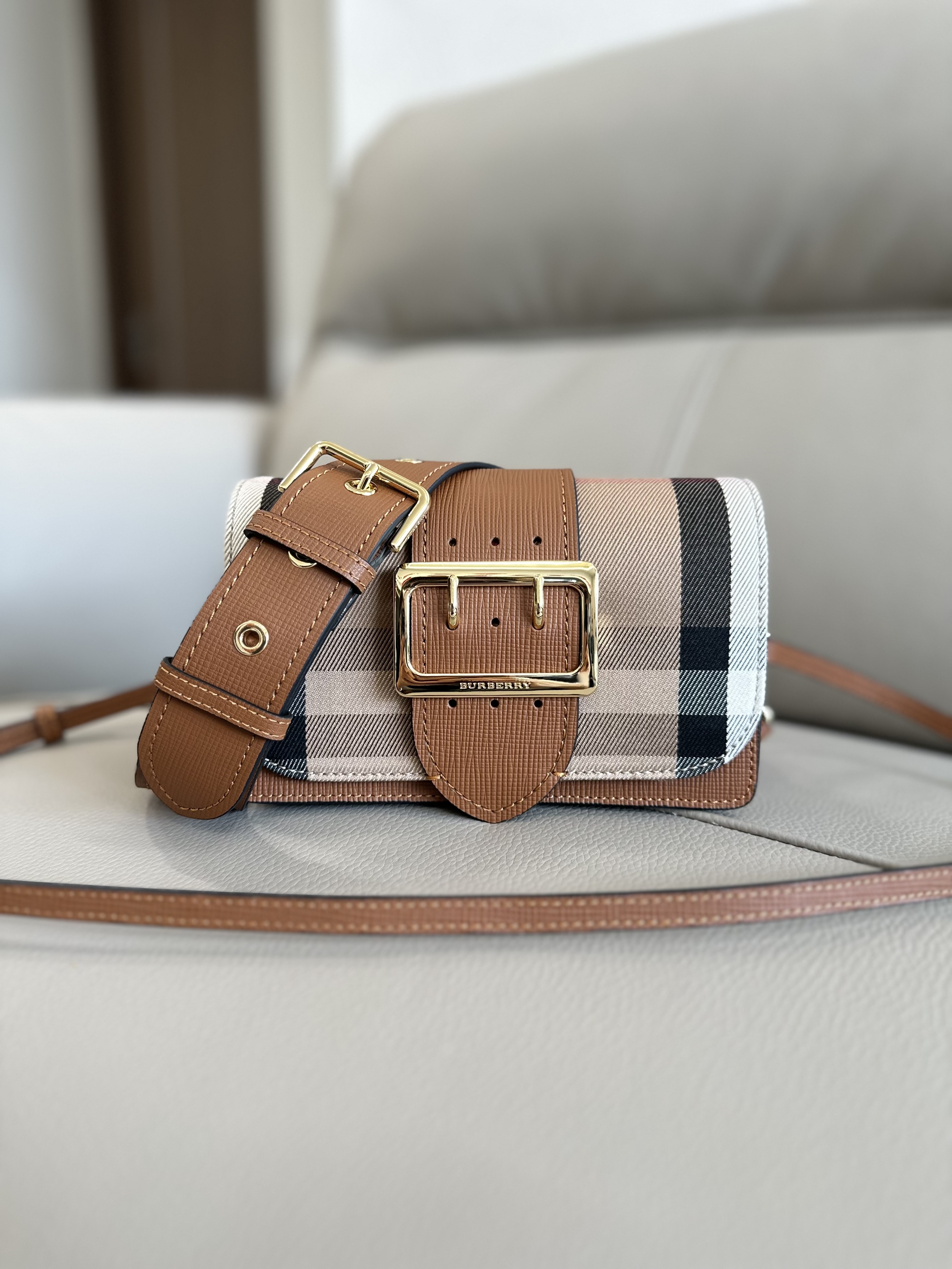 버버리 Burberry 4601 The Buckle 크로스 백 19.5cm