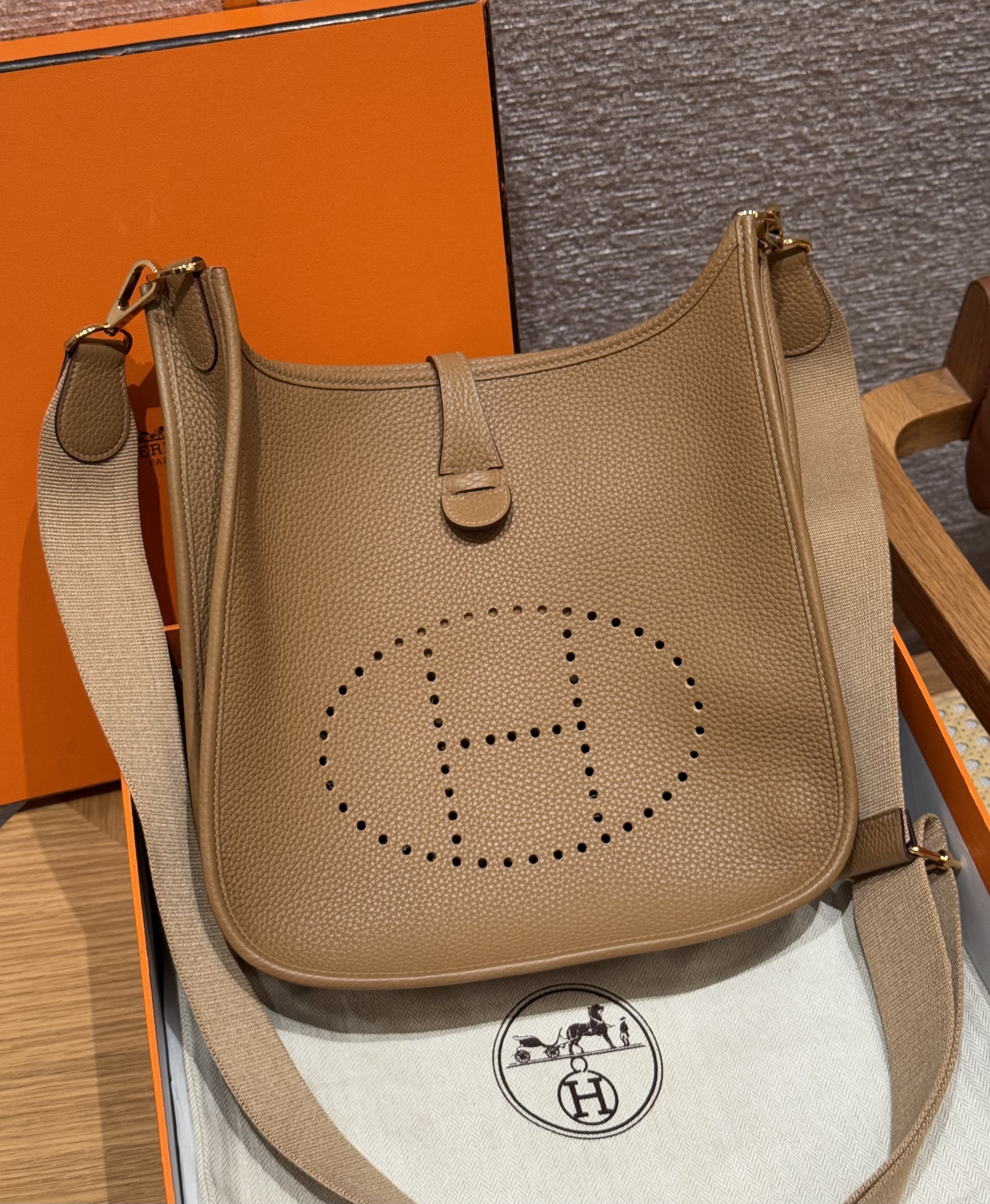 에르메스 Hermes Evelyne 29cm clemence 4B Biscuit/gold